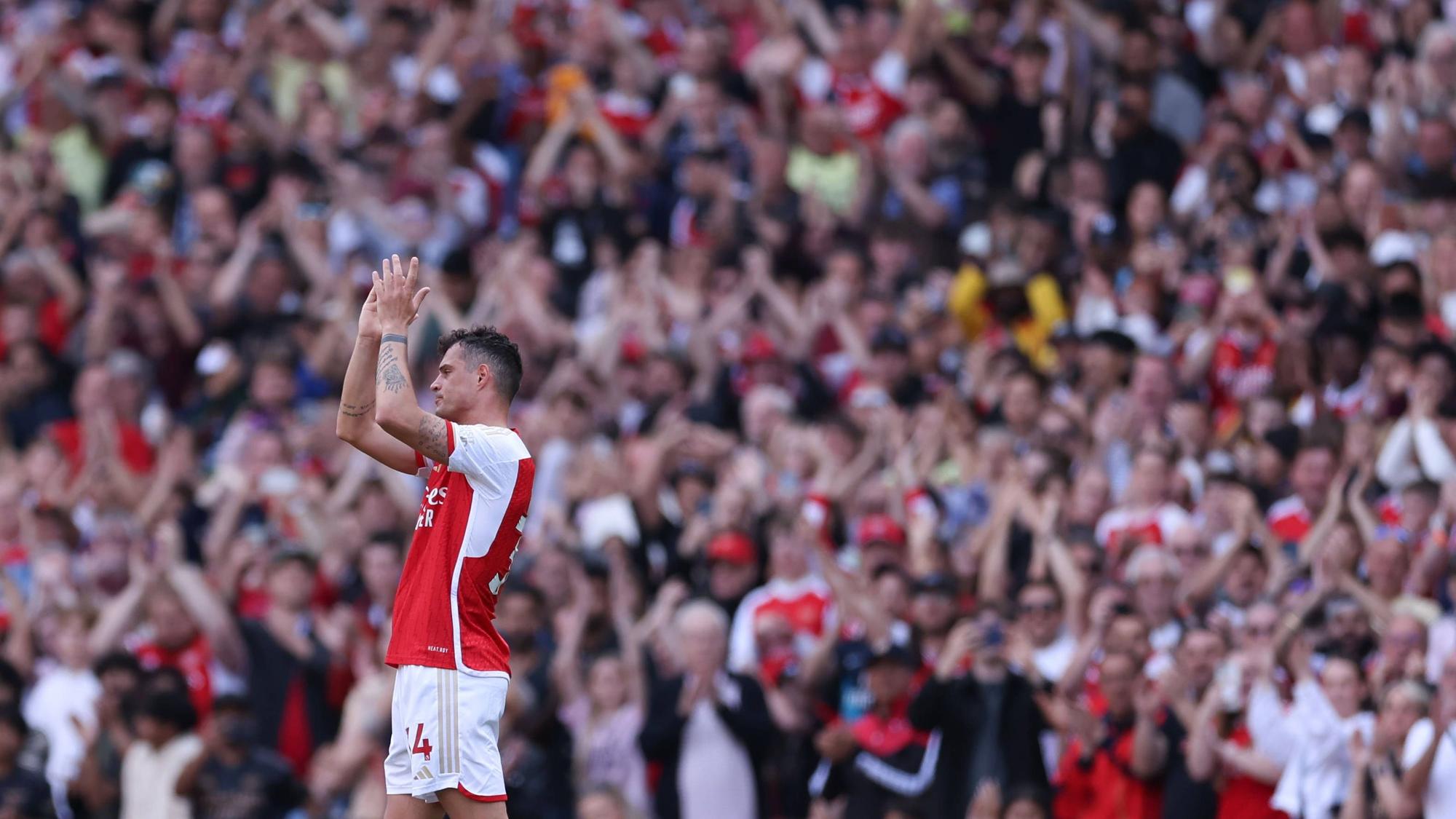 Granit Xhaka verabschiedet sich mit Applaus von den Arsenal-London-Fans. Dieses Foto zeigt den Schweizer Nationalspieler am 28. Mai 2023. Xhaka steht auf dem Spielfeld.