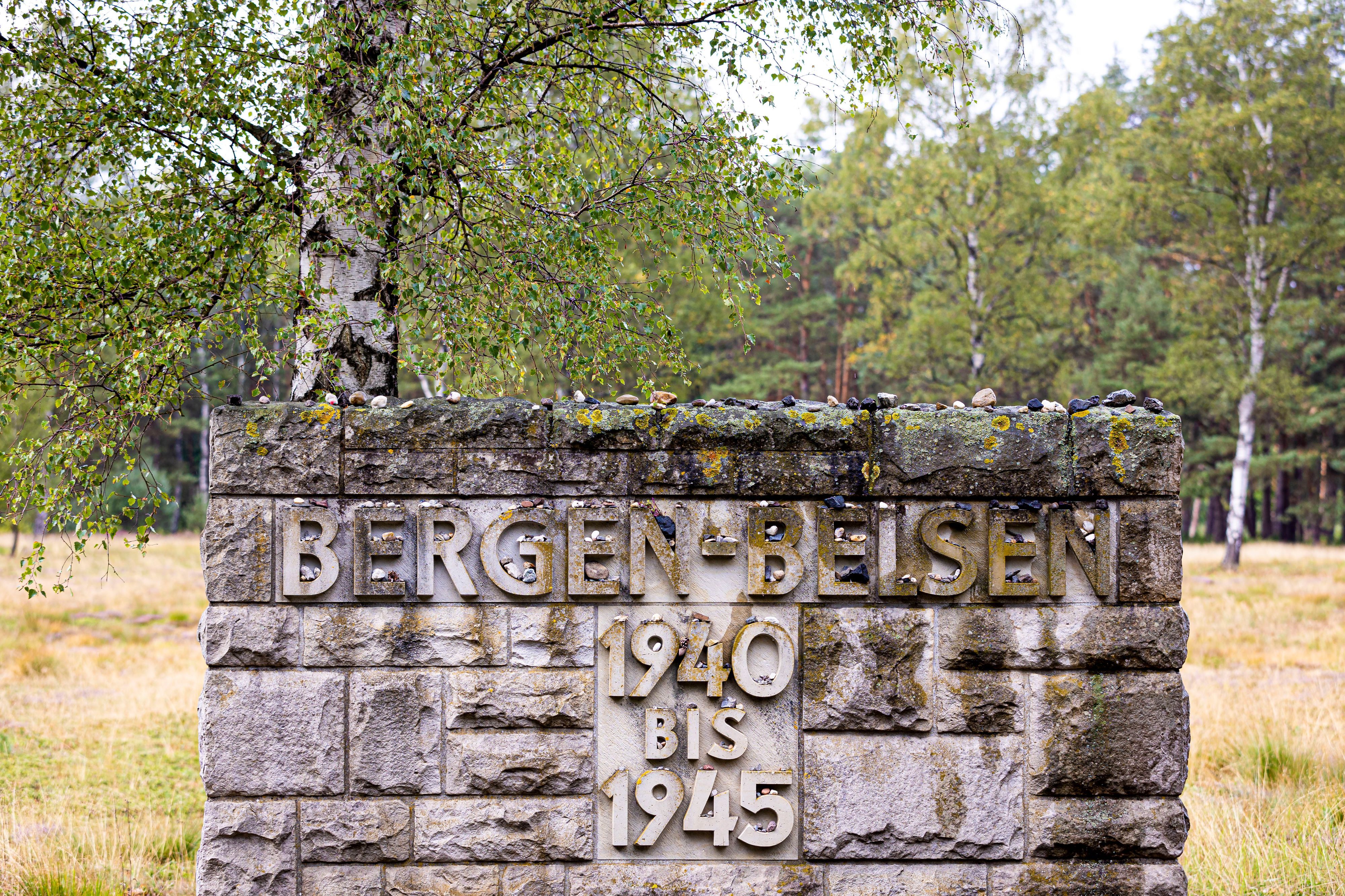 Der Schriftzug „Bergen-Belsen 1940 bis 1945“ steht auf einer Steinwand auf dem Gelände der Gedenkstätte Bergen-Belsen im Landkreis Celle.