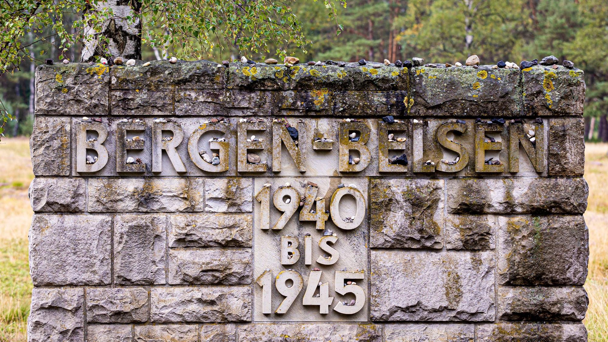 Der Schriftzug „Bergen-Belsen 1940 bis 1945“ steht auf einer Steinwand auf dem Gelände der Gedenkstätte Bergen-Belsen im Landkreis Celle.