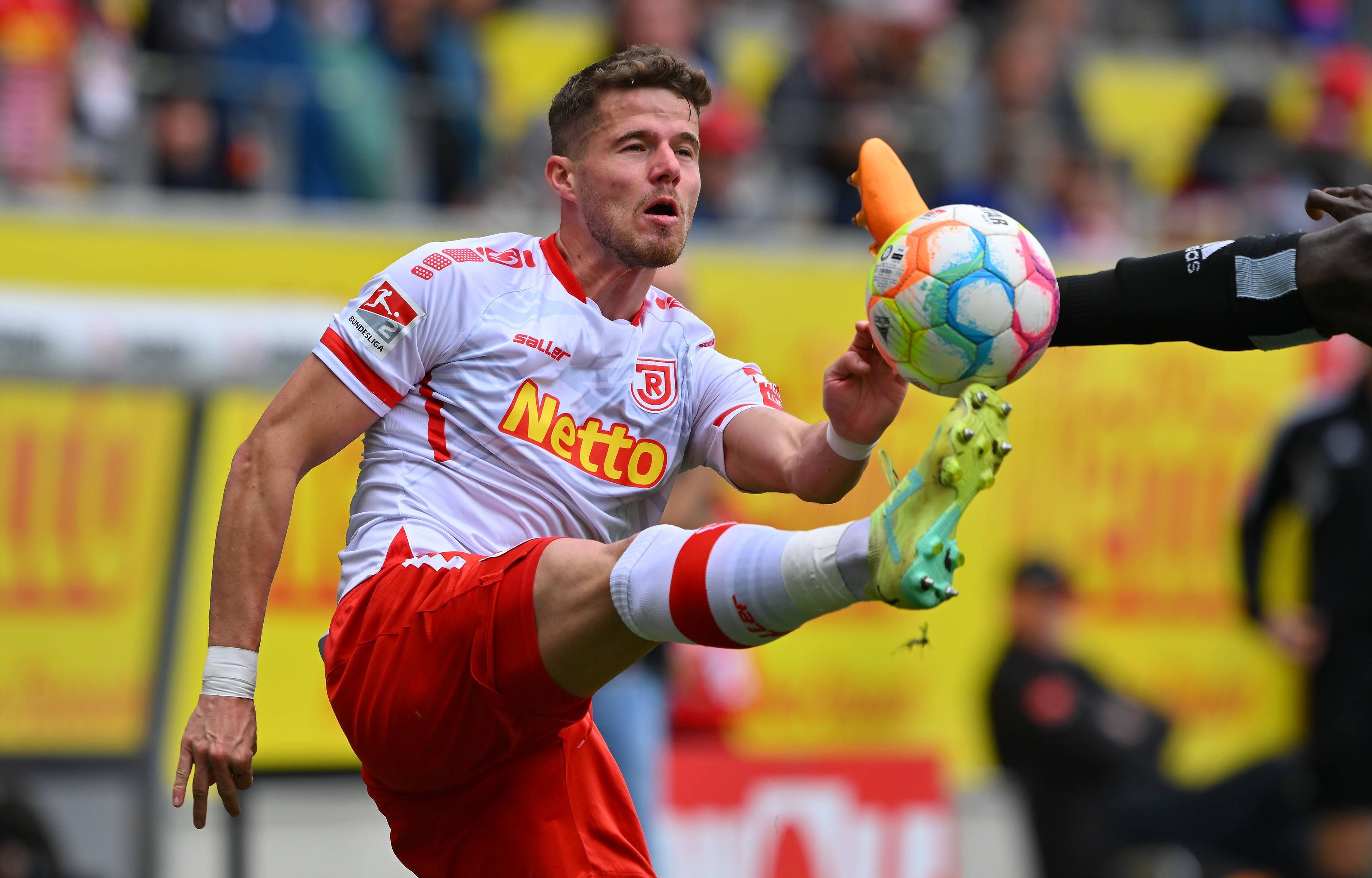 Jan Elvedi, Zwillingsbruder von Gladbach-Profi Nico Elvedi, wechselt von Jahn Regensburg zum 1. FC Kaiserslautern. Hier ist der Schweizer am 14. Mai 2023 im Zweitliga-Duell gegen den Hamburger SV zu sehen. Er streckt das Bein zum Ball hin aus.