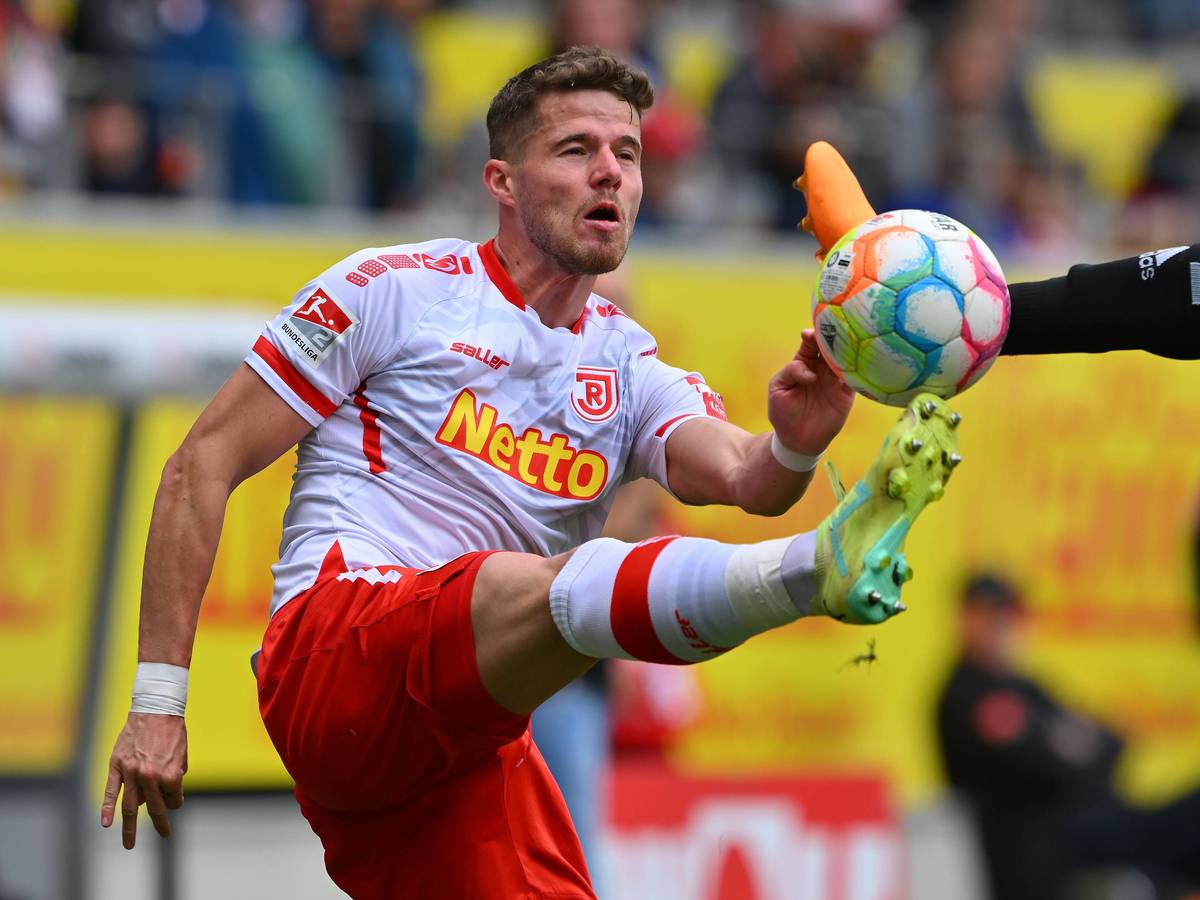 Jan Elvedi, Zwillingsbruder von Gladbach-Profi Nico Elvedi, wechselt von Jahn Regensburg zum 1. FC Kaiserslautern. Hier ist der Schweizer am 14. Mai 2023 im Zweitliga-Duell gegen den Hamburger SV zu sehen. Er streckt das Bein zum Ball hin aus.