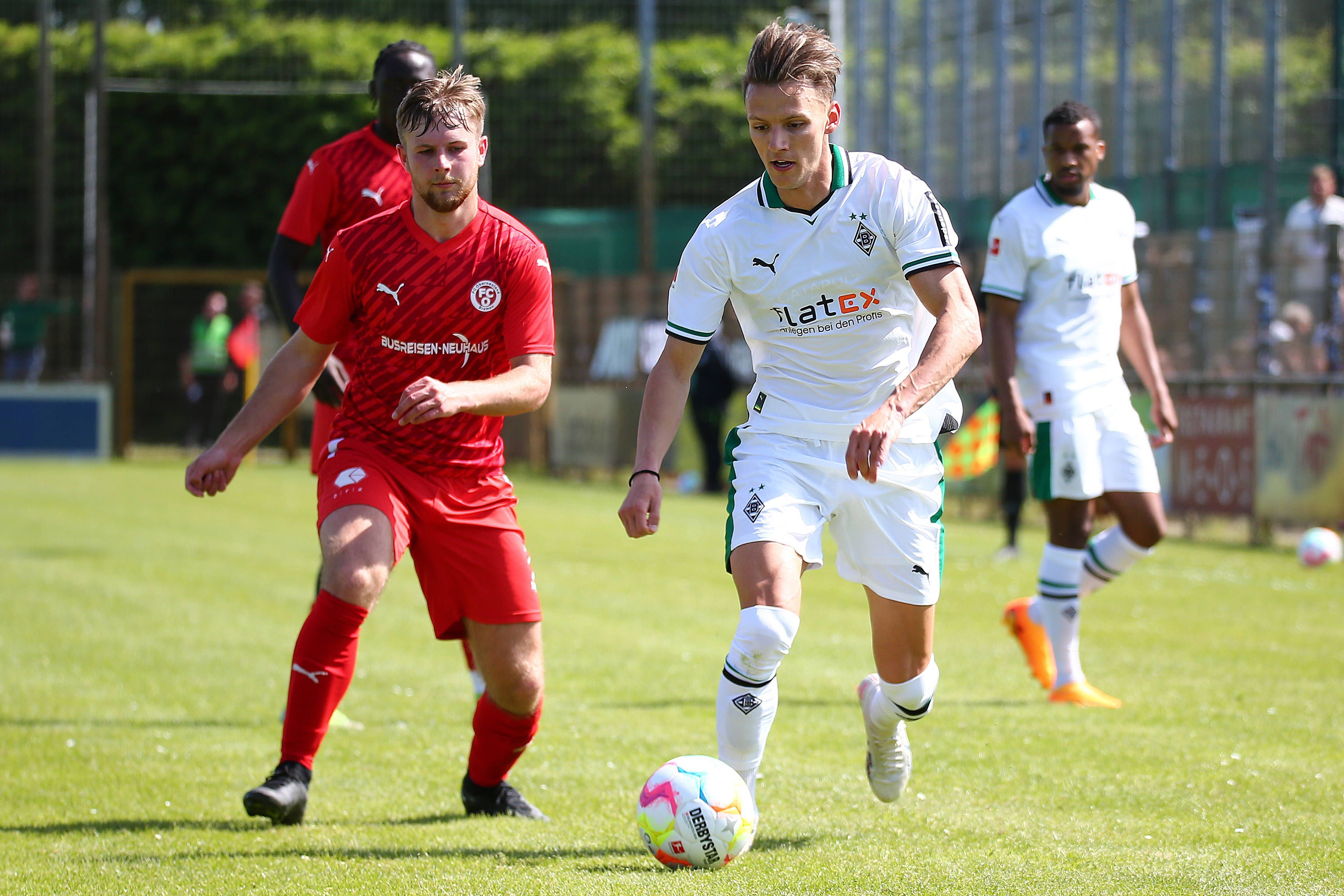 Borussia Mönchengladbach hat am Pfingstmontag (29. Mai 2023) 7:0  im Freundschaftsspiel beim FC Oberneuland gewonnen. Das Foto zeigt Fohlen-Profi Hannes Wolf im Zweikampf mit einem der Oberliga-Spieler.