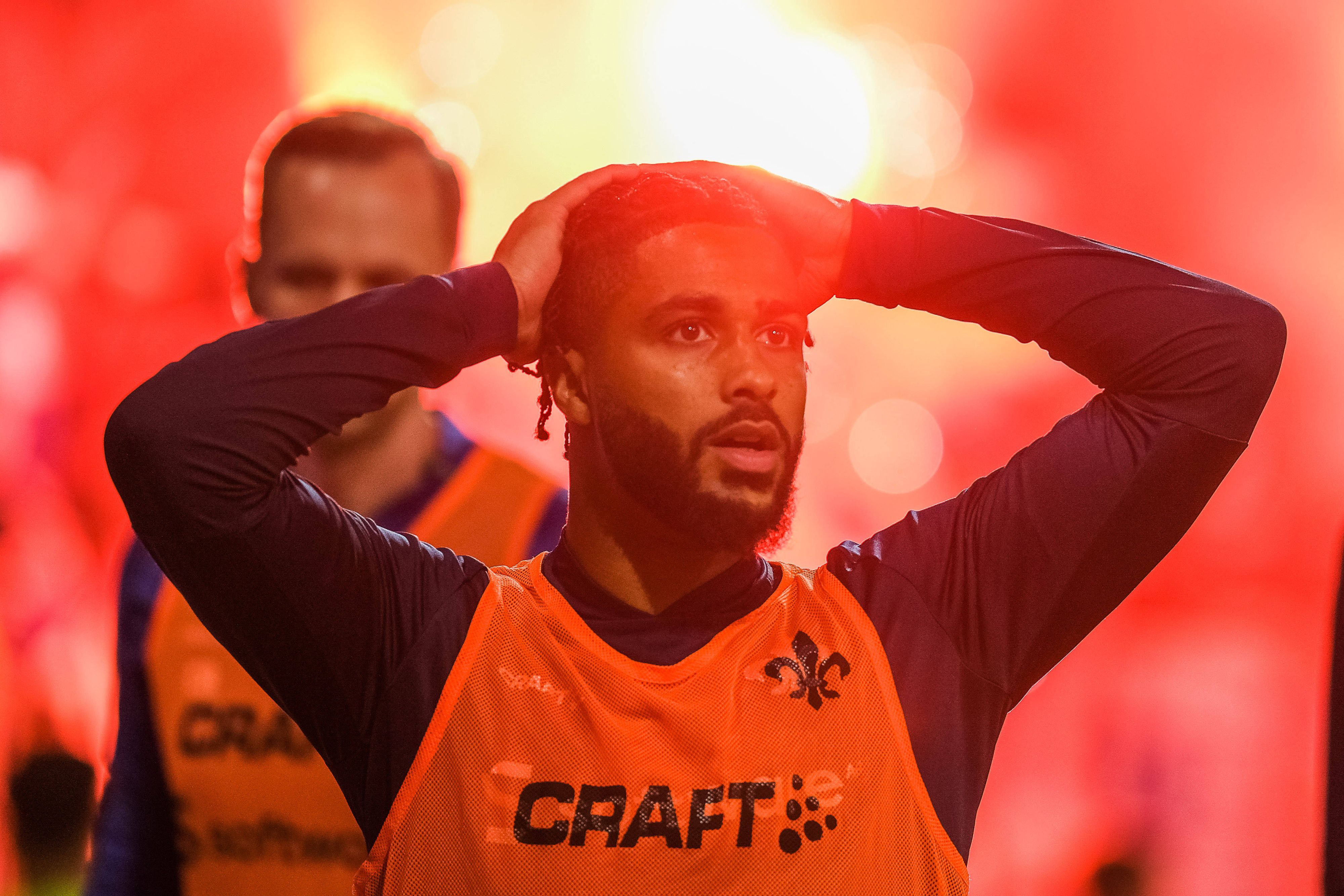 Keanan Bennetts, Ex-Spieler von Borussia Mönchengladbach, schlägt am 6. Mai 2023 die Hände bei einem Spiel des SV Darmstadt 98 über dem Kopf zusammen.