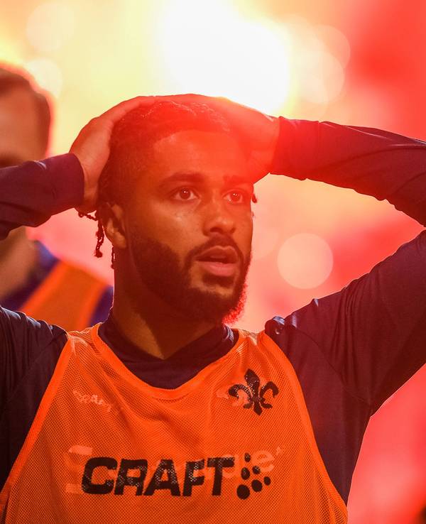 Keanan Bennetts, Ex-Spieler von Borussia Mönchengladbach, schlägt am 6. Mai 2023 die Hände bei einem Spiel des SV Darmstadt 98 über dem Kopf zusammen.