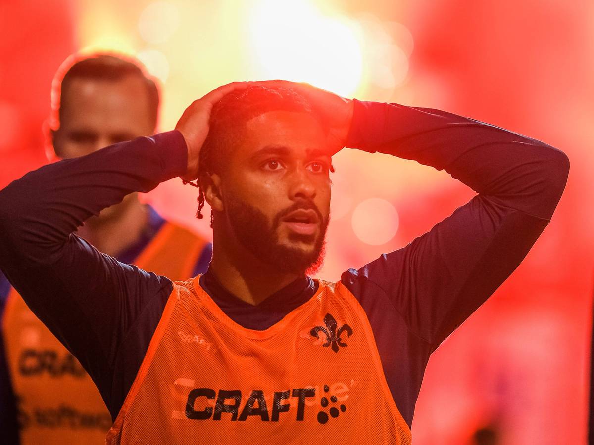 Keanan Bennetts, Ex-Spieler von Borussia Mönchengladbach, schlägt am 6. Mai 2023 die Hände bei einem Spiel des SV Darmstadt 98 über dem Kopf zusammen.