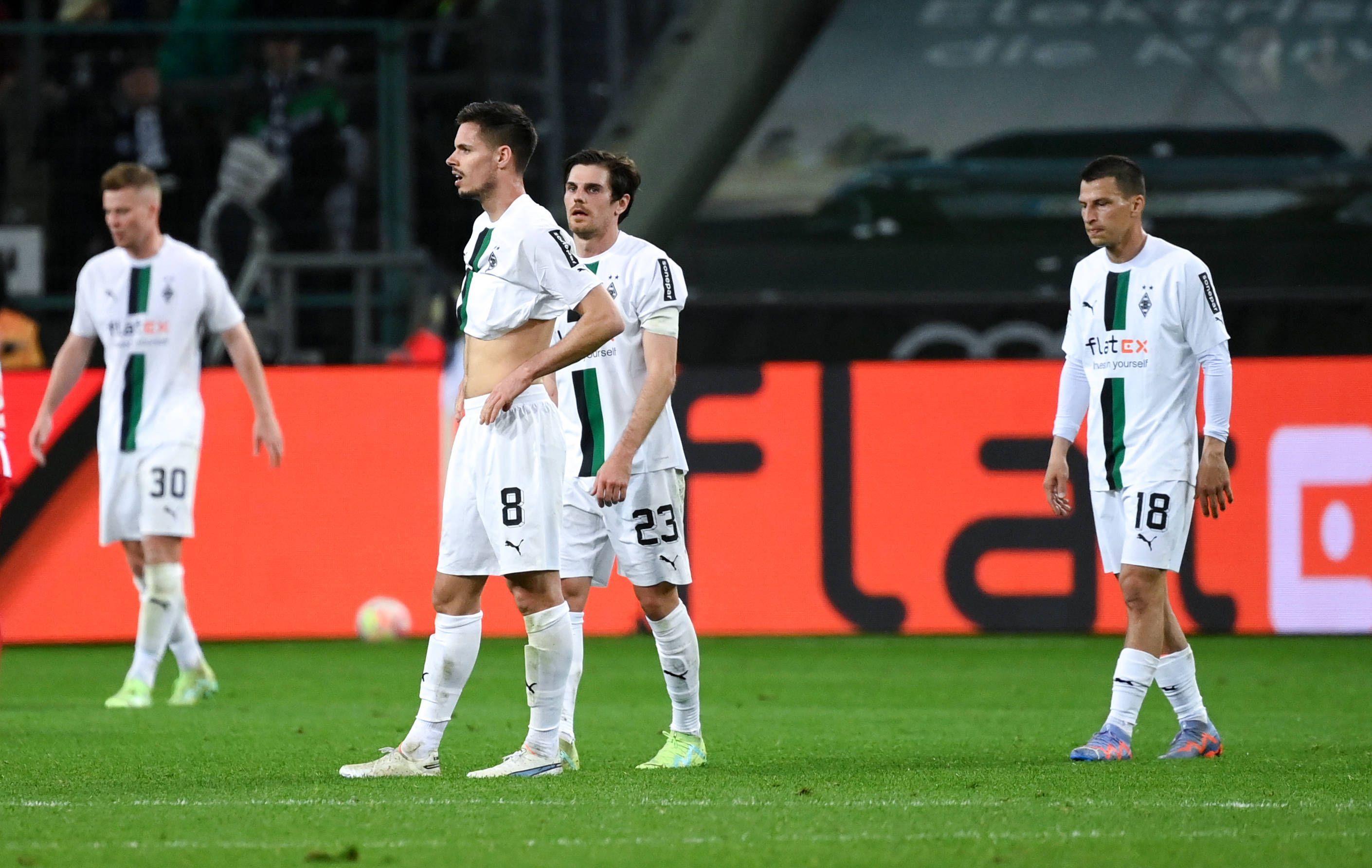 Das Foto zeigt einige Borussia-Spieler mit enttäuschtem Blick am 23. April 2023 nach der Partie gegen Union Berlin im Borussia-Park.
