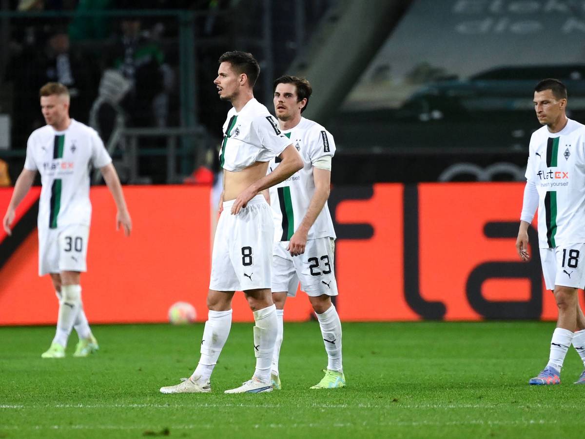 Das Foto zeigt einige Borussia-Spieler mit enttäuschtem Blick am 23. April 2023 nach der Partie gegen Union Berlin im Borussia-Park.