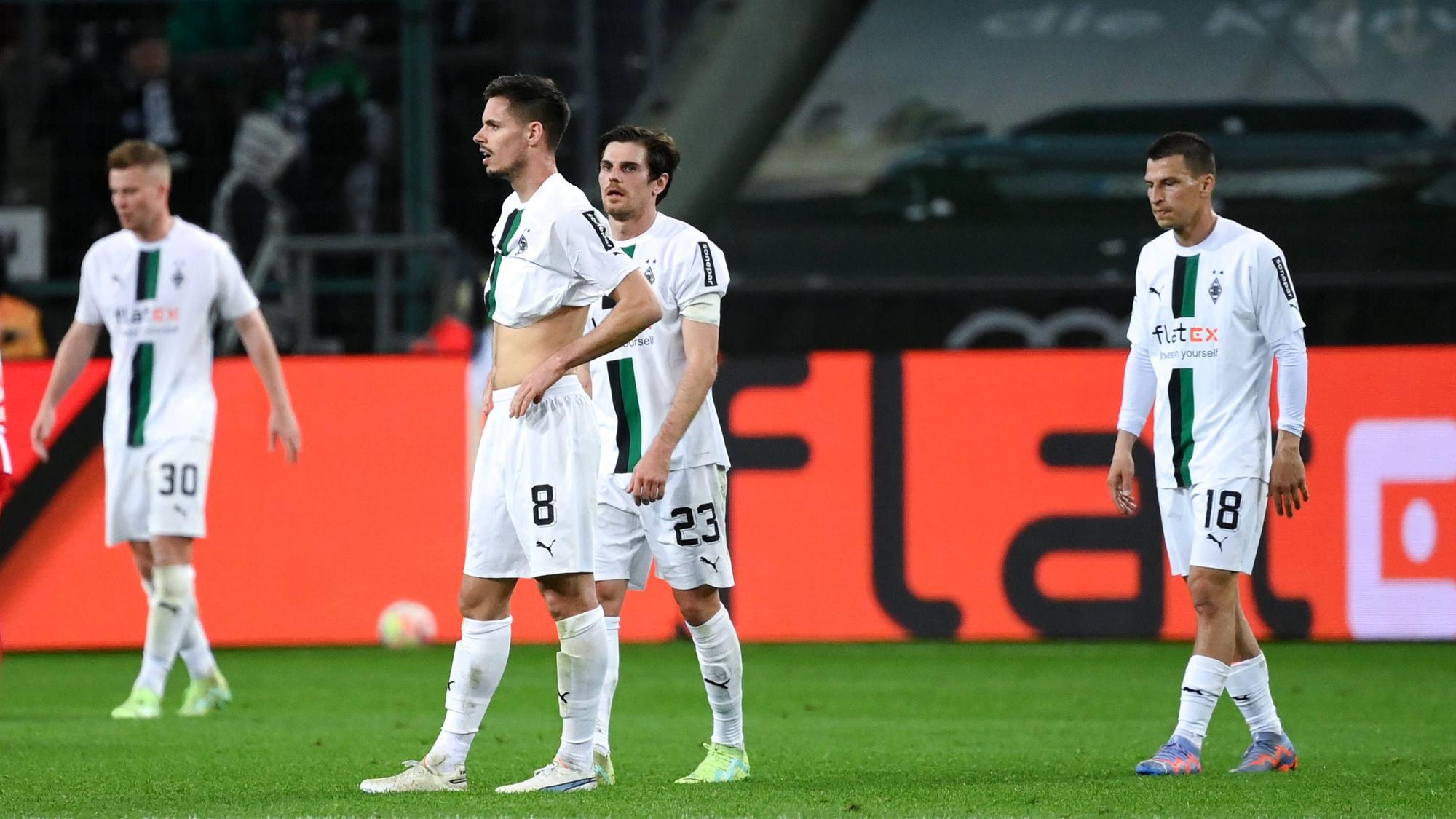 Das Foto zeigt einige Borussia-Spieler mit enttäuschtem Blick am 23. April 2023 nach der Partie gegen Union Berlin im Borussia-Park.
