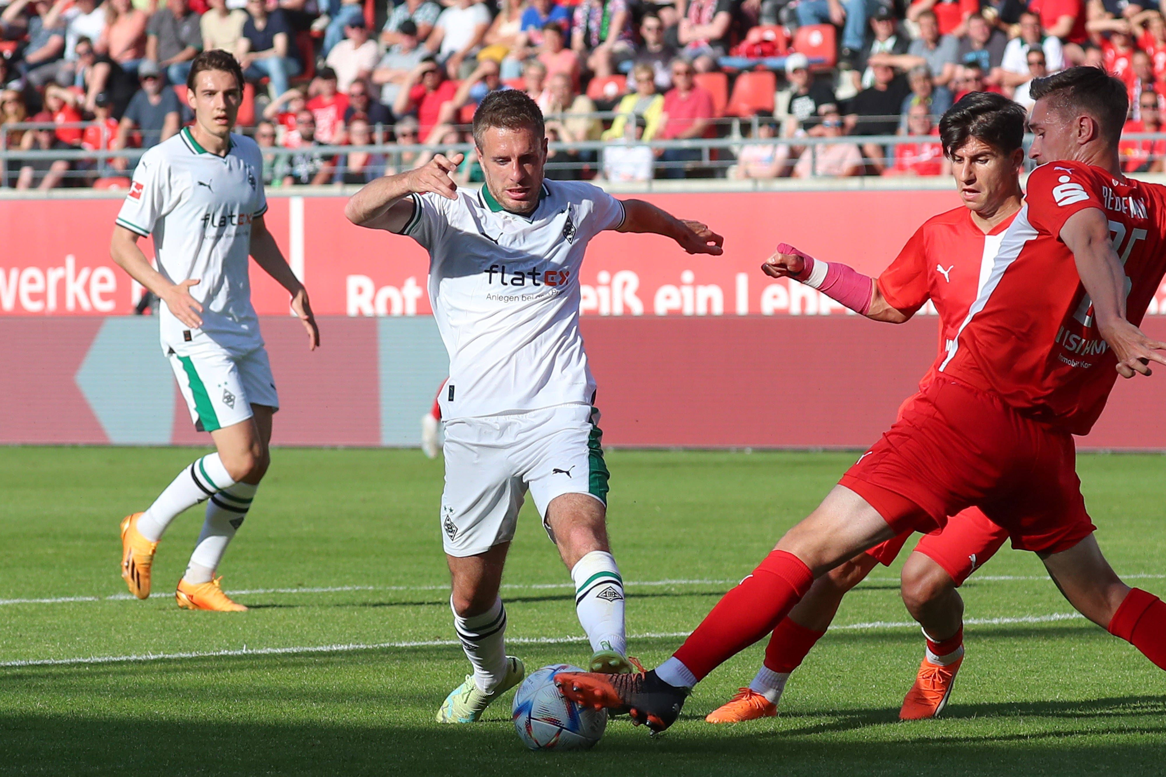 Borussia Mönchengladbach tritt am Mittwoch (31. Mai 2023) zu einem Testspiel bei Drittligist Hallescher FC an. Das Foto zeigt Patrick Herrmann während der Partie bei einem Zweikampf.