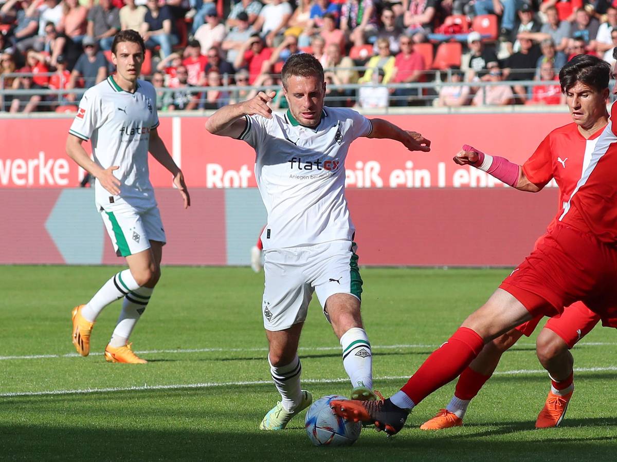 Borussia Mönchengladbach tritt am Mittwoch (31. Mai 2023) zu einem Testspiel bei Drittligist Hallescher FC an. Das Foto zeigt Patrick Herrmann während der Partie bei einem Zweikampf.