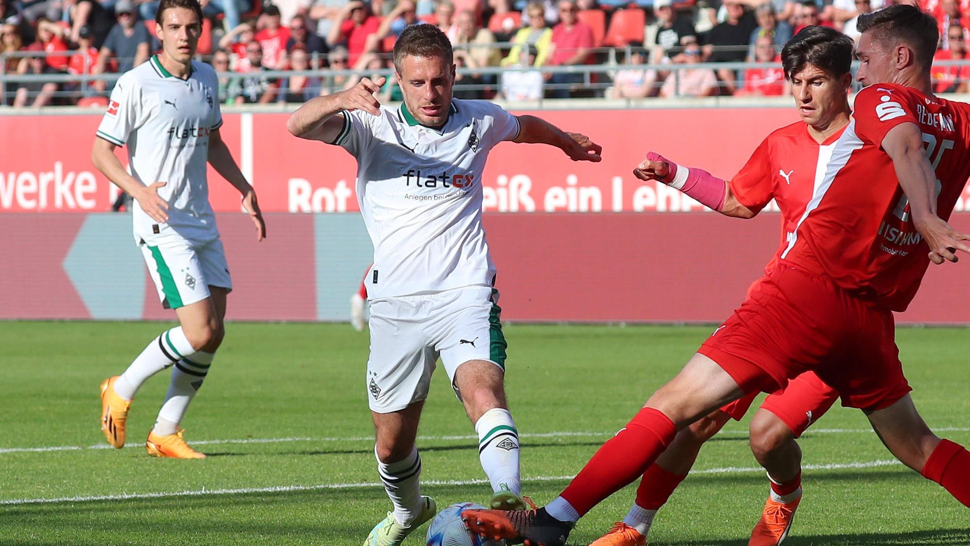 Borussia Mönchengladbach tritt am Mittwoch (31. Mai 2023) zu einem Testspiel bei Drittligist Hallescher FC an. Das Foto zeigt Patrick Herrmann während der Partie bei einem Zweikampf.