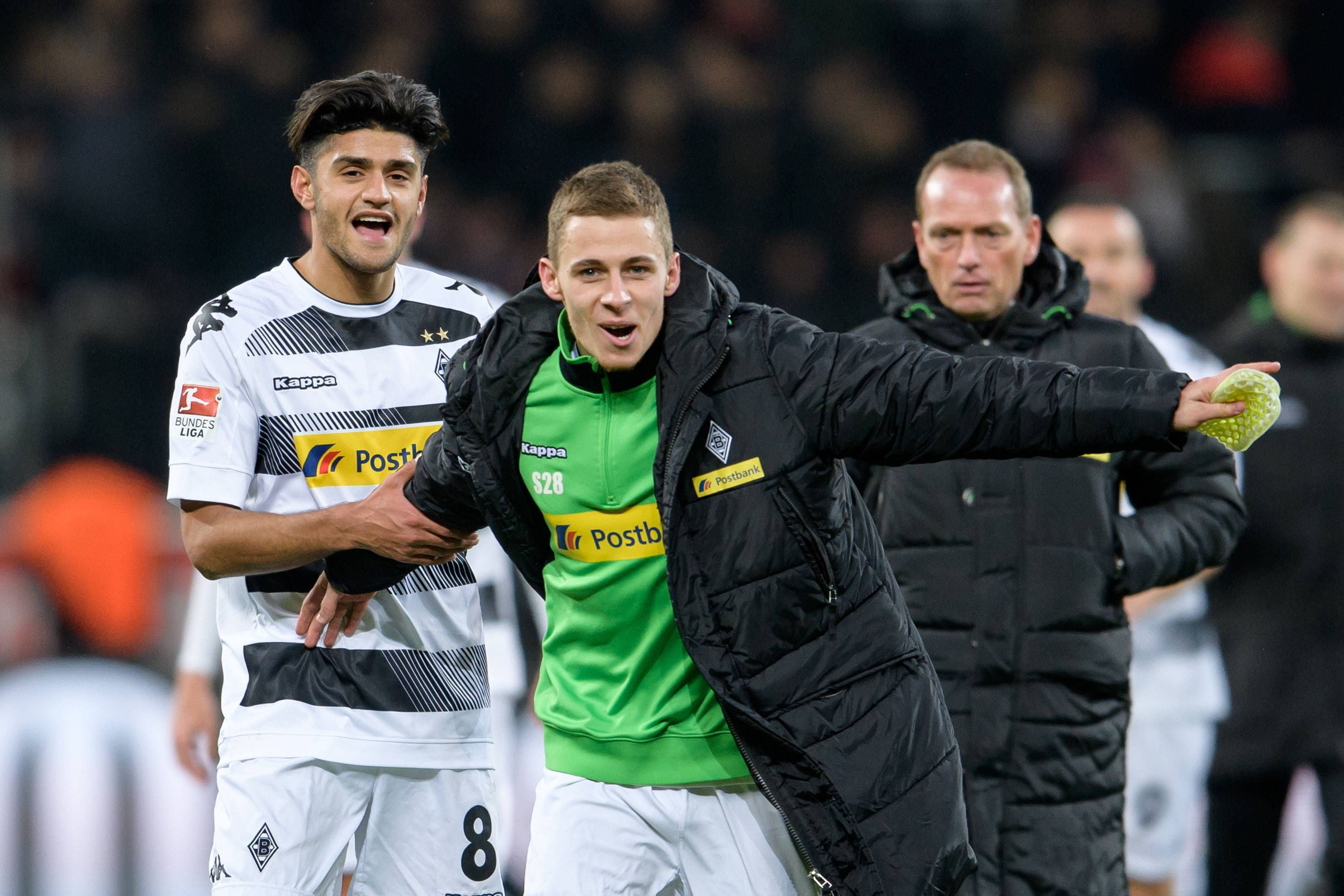 Die Ex-Gladbach-Profis Mahmoud Dahoud (l.) und Thorgan Hazard (M.), hier zu sehen am 28. Januar 2017 in Leverkusen. Dahoud wechselt nun von Dortmund in die englische Premier League. Die beiden freuen sich auf diesem Bild.