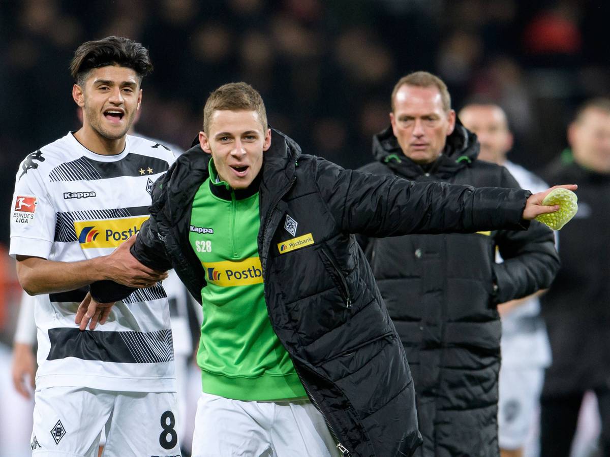 Die Ex-Gladbach-Profis Mahmoud Dahoud (l.) und Thorgan Hazard (M.), hier zu sehen am 28. Januar 2017 in Leverkusen. Dahoud wechselt nun von Dortmund in die englische Premier League. Die beiden freuen sich auf diesem Bild.