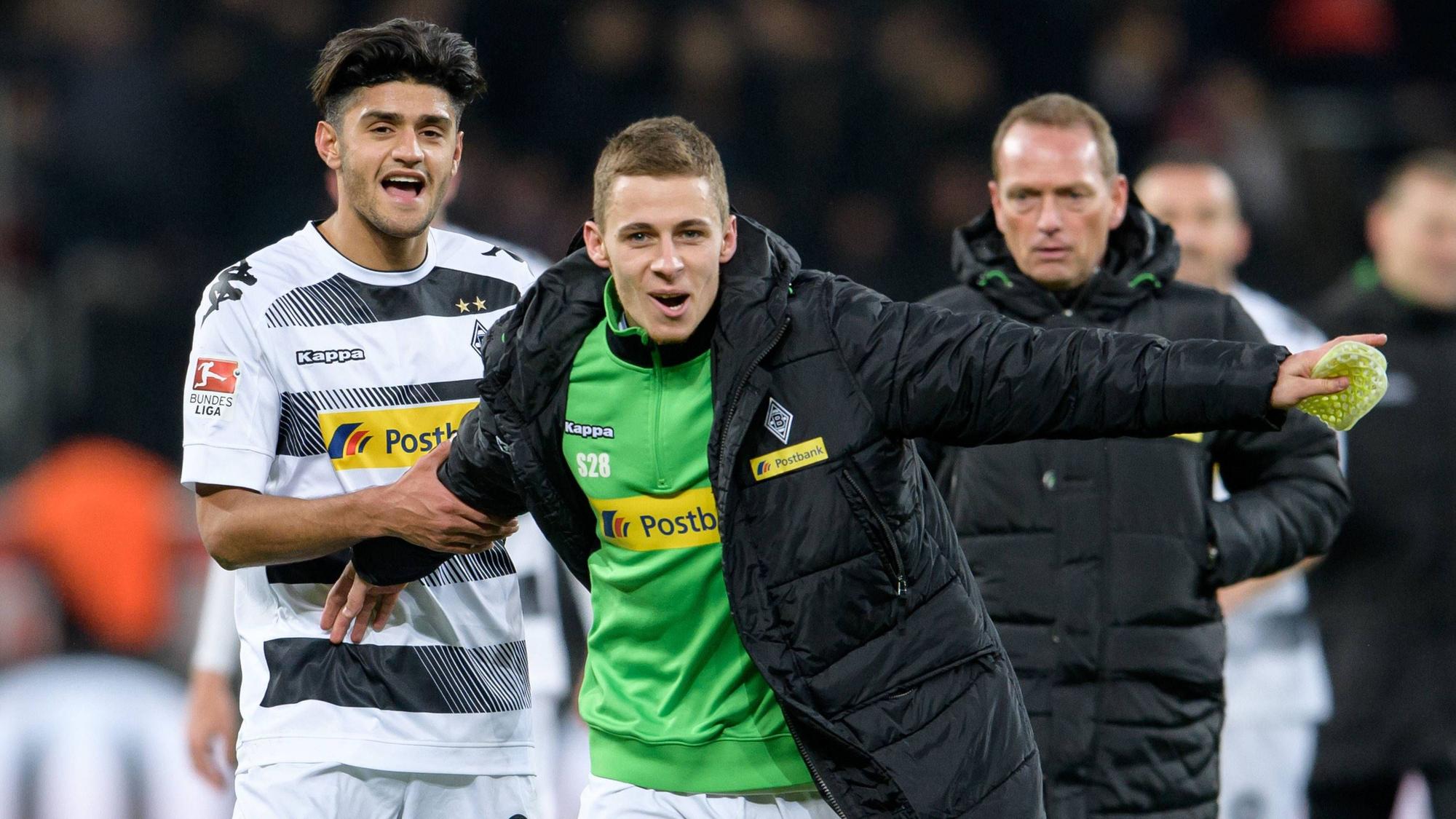Die Ex-Gladbach-Profis Mahmoud Dahoud (l.) und Thorgan Hazard (M.), hier zu sehen am 28 Januar 2017 in Leverkusen. Dahoud wechselt nun von Dortmund in die englische Premier League. Die beiden freuen sich auf diesem Bild.