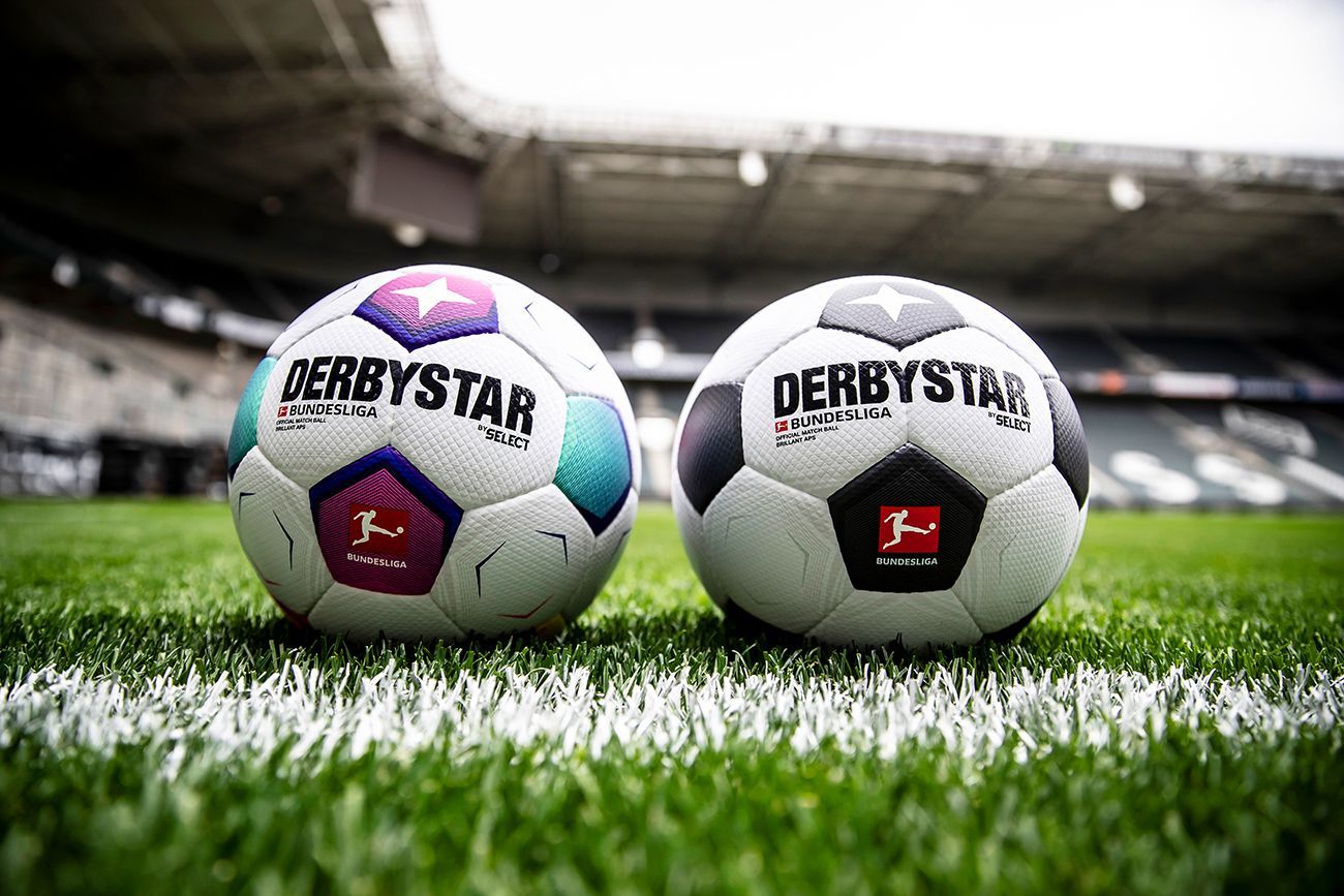 Der neue Spielball für die kommende Bundesliga-Saison 2023/2024 liegt auf dem Stadionrasen im Borussia-Park in Mönchengladbach.