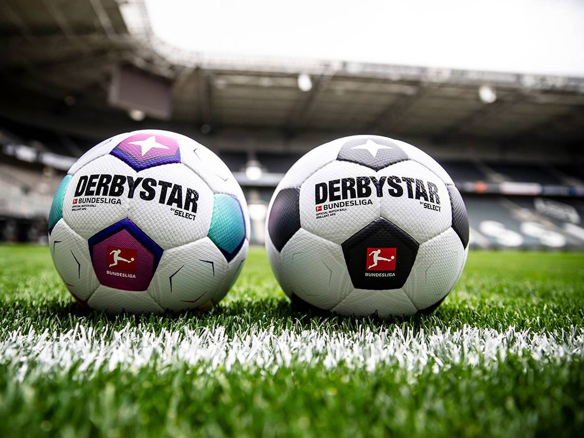 Der neue Spielball für die kommende Bundesliga-Saison 2023/2024 liegt auf dem Stadionrasen im Borussia-Park in Mönchengladbach.
