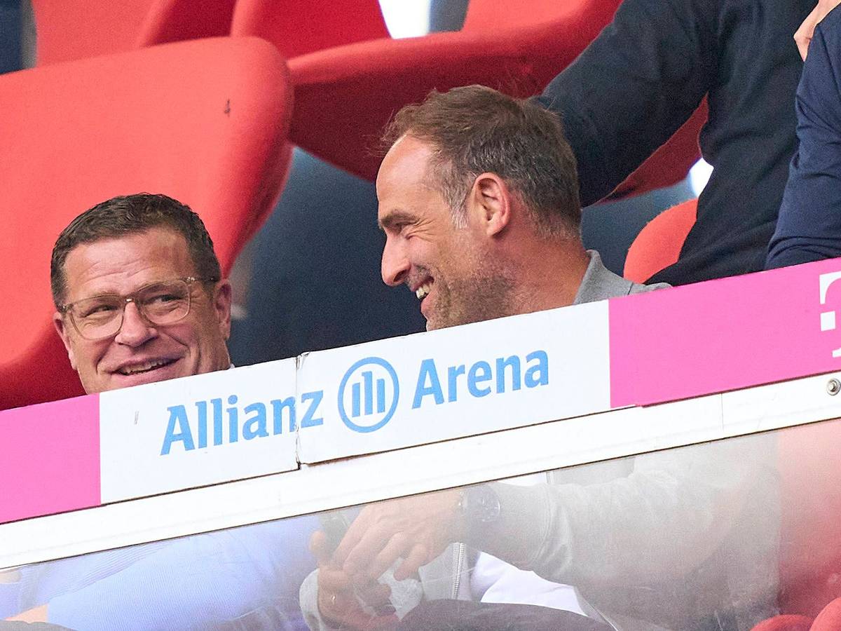 RB-Sportgeschäftsführer Max Eberl (l.) und Oliver Mintzlaff (r.), Geschaeftsfuehrer RB Leipzig, hier zu sehen am 20. Mai 2023 während der Bundesligapartie bei Bayern München in der Allianz-Arena. Beide lächeln.
