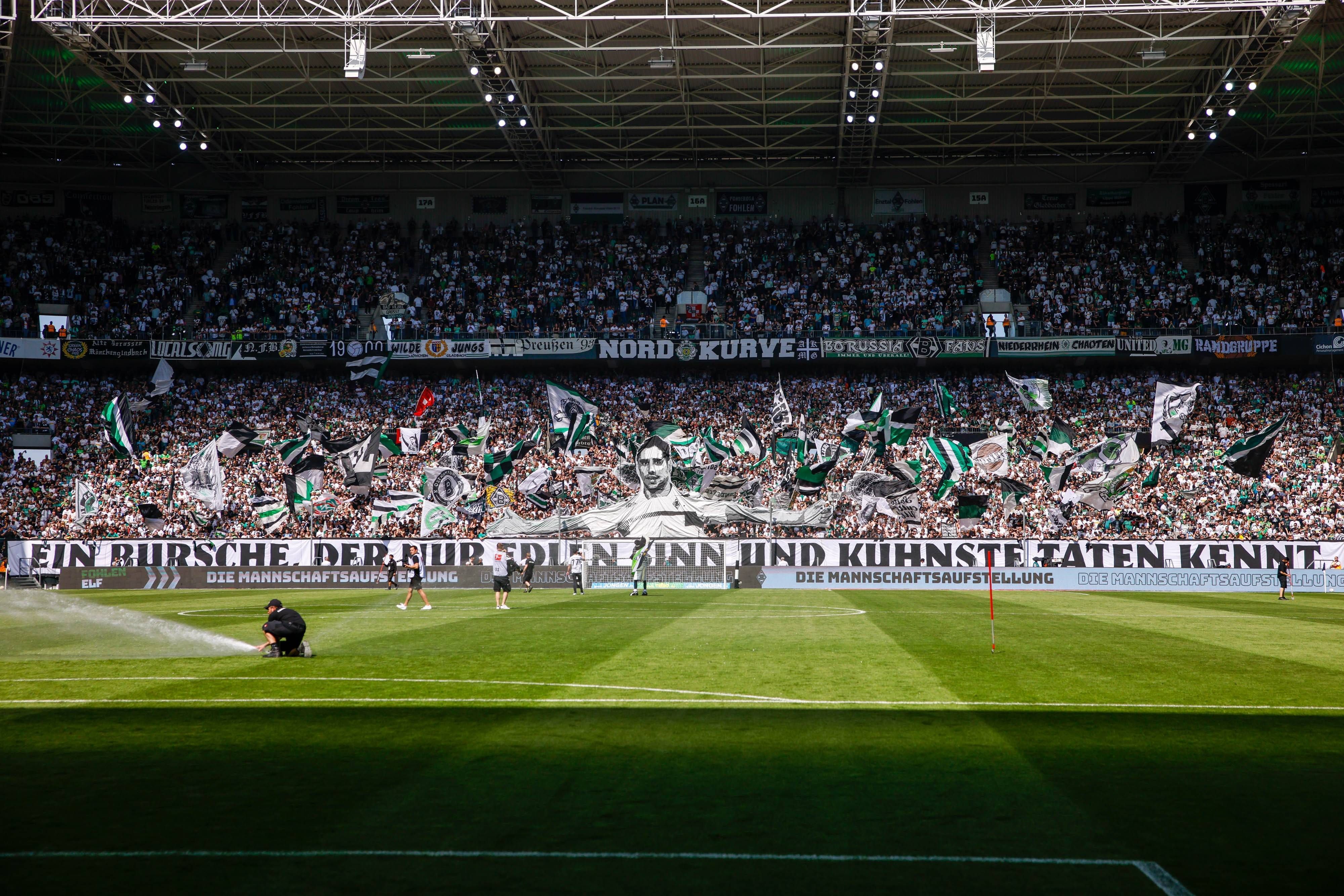 Die Fans von Borussia Mönchengladbach im heimischen Borussia-Park, hier zu sehen zum Bundesliga-Finale gegen den FC Augsburg am 27. Mai 2023. Zu sehen ist eine Choreografie in der Nordkurve.