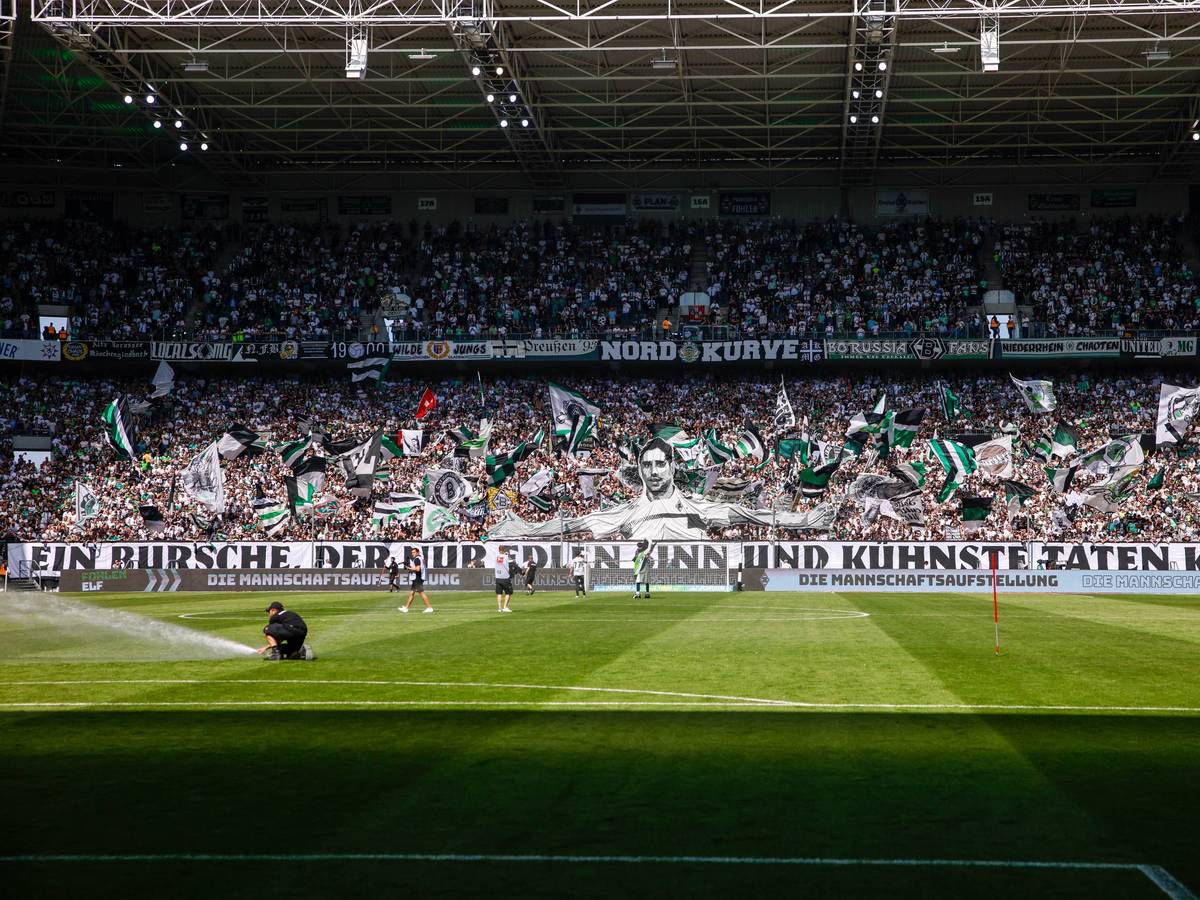 Die Fans von Borussia Mönchengladbach im heimischen Borussia-Park, hier zu sehen zum Bundesliga-Finale gegen den FC Augsburg am 27. Mai 2023. Zu sehen ist eine Choreografie in der Nordkurve.