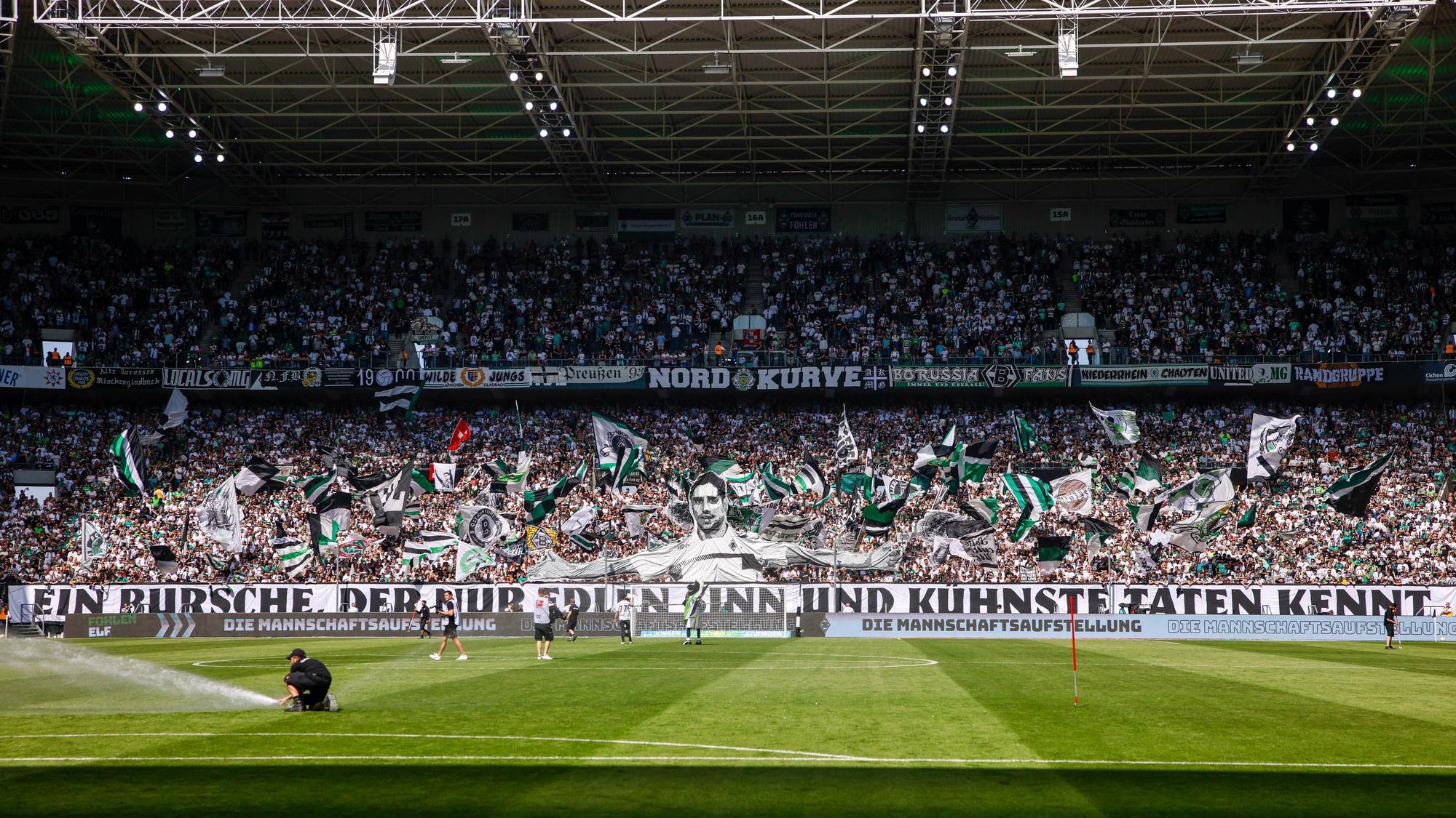 Die Fans von Borussia Mönchengladbach im heimischen Borussia-Park, hier zu sehen zum Bundesliga-Finale gegen den FC Augsburg am 27. Mai 2023. Zu sehen ist eine Choreografie in der Nordkurve.