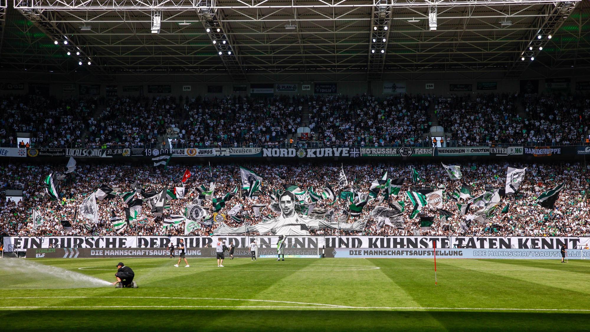 Die Fans von Borussia Mönchengladbach im heimischen Borussia-Park, hier zu sehen zum Bundesliga-Finale gegen den FC Augsburg am 27. Mai 2023. Zu sehen ist eine Choreografie in der Nordkurve.