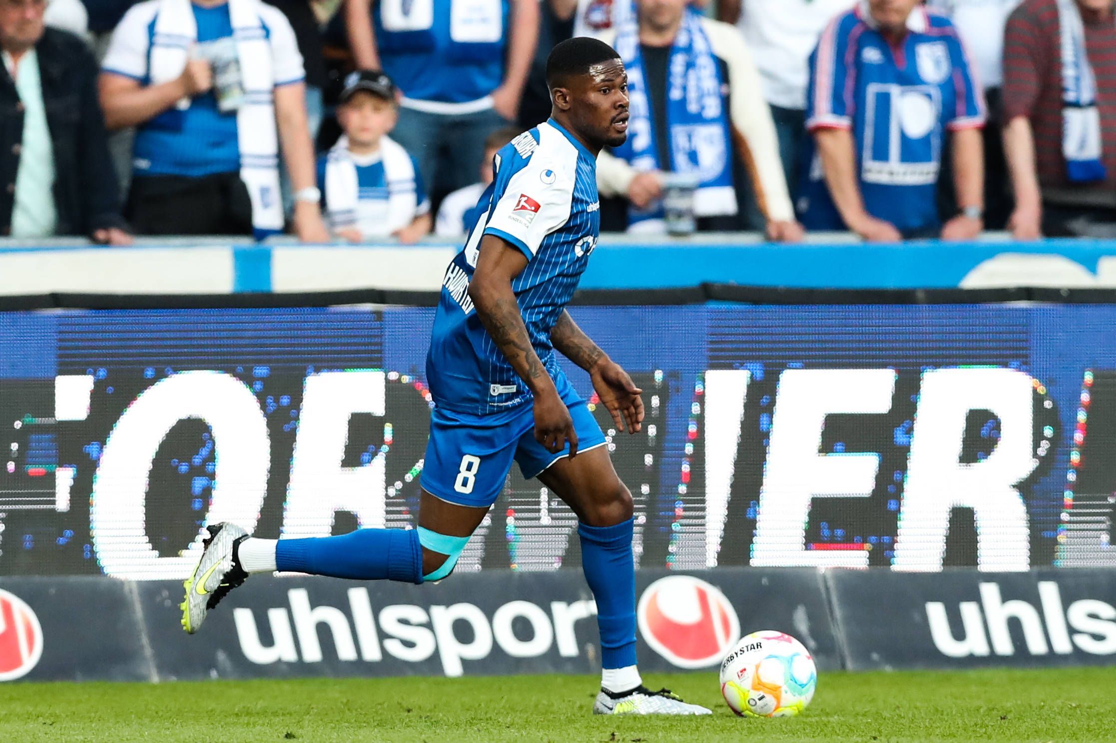Moritz Broni Kwarteng vom 1. FC Magdeburg sprintet am 12.05.2023 beim Spiel gegen den 1. FC Nürnberg mit Ball.
