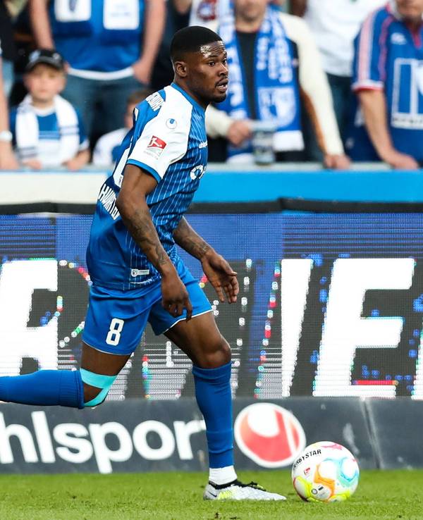 Moritz Broni Kwarteng vom 1. FC Magdeburg sprintet am 12.05.2023 beim Spiel gegen den 1. FC Nürnberg mit Ball.