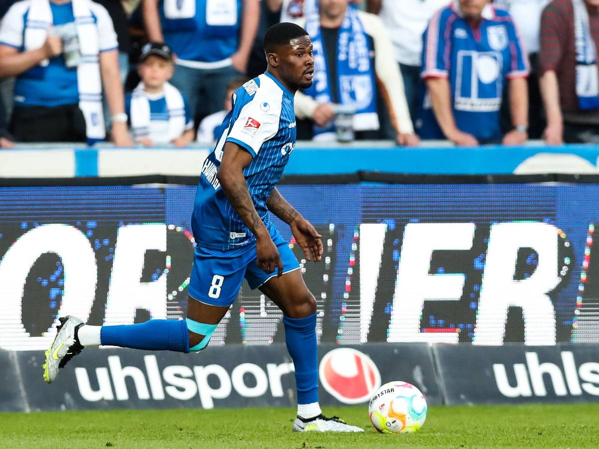 Moritz Broni Kwarteng vom 1. FC Magdeburg sprintet am 12.05.2023 beim Spiel gegen den 1. FC Nürnberg mit Ball.