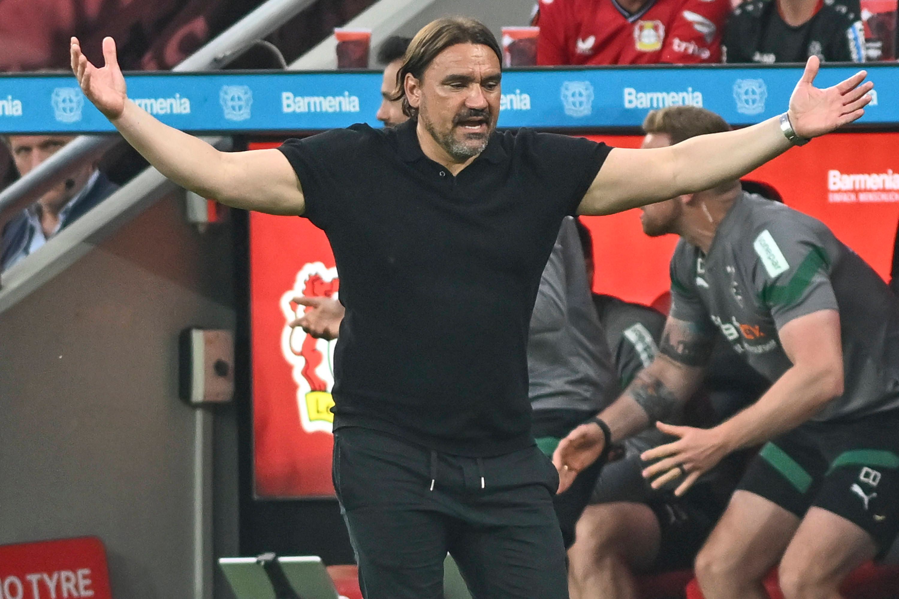 Daniel Farke steht im Rahmen des Bundesliga-Spiels von Borussia Mönchengladbach bei Bayer Leverkusen am 21. Mai 2023 am Spielfeldrand der „BayArena“.