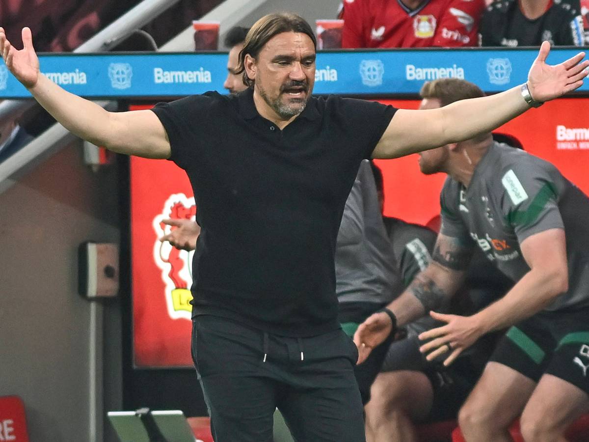Daniel Farke steht im Rahmen des Bundesliga-Spiels von Borussia Mönchengladbach bei Bayer Leverkusen am 21. Mai 2023 am Spielfeldrand der „BayArena“.