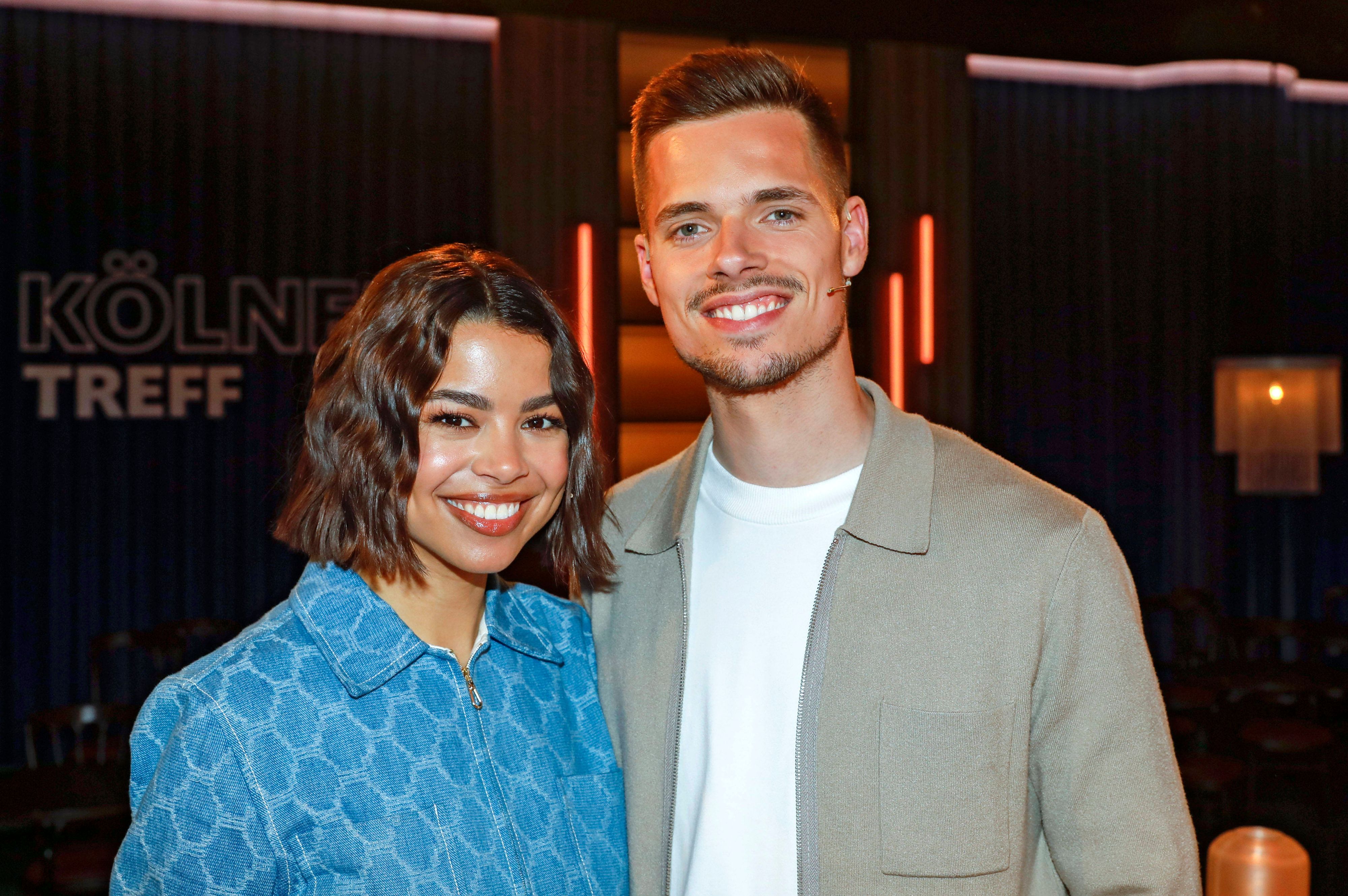 Gemeinsam mit seiner Partnerin Sarah Richmond produziert Julian Weigl, Spieler von Borussia Mönchengladbach einen eigenen Podcast. Das Foto zeigt das Ehepaar am 17. Mai 2023 zu Gast bei der WDR-Talkshow „Kölner Treff“.