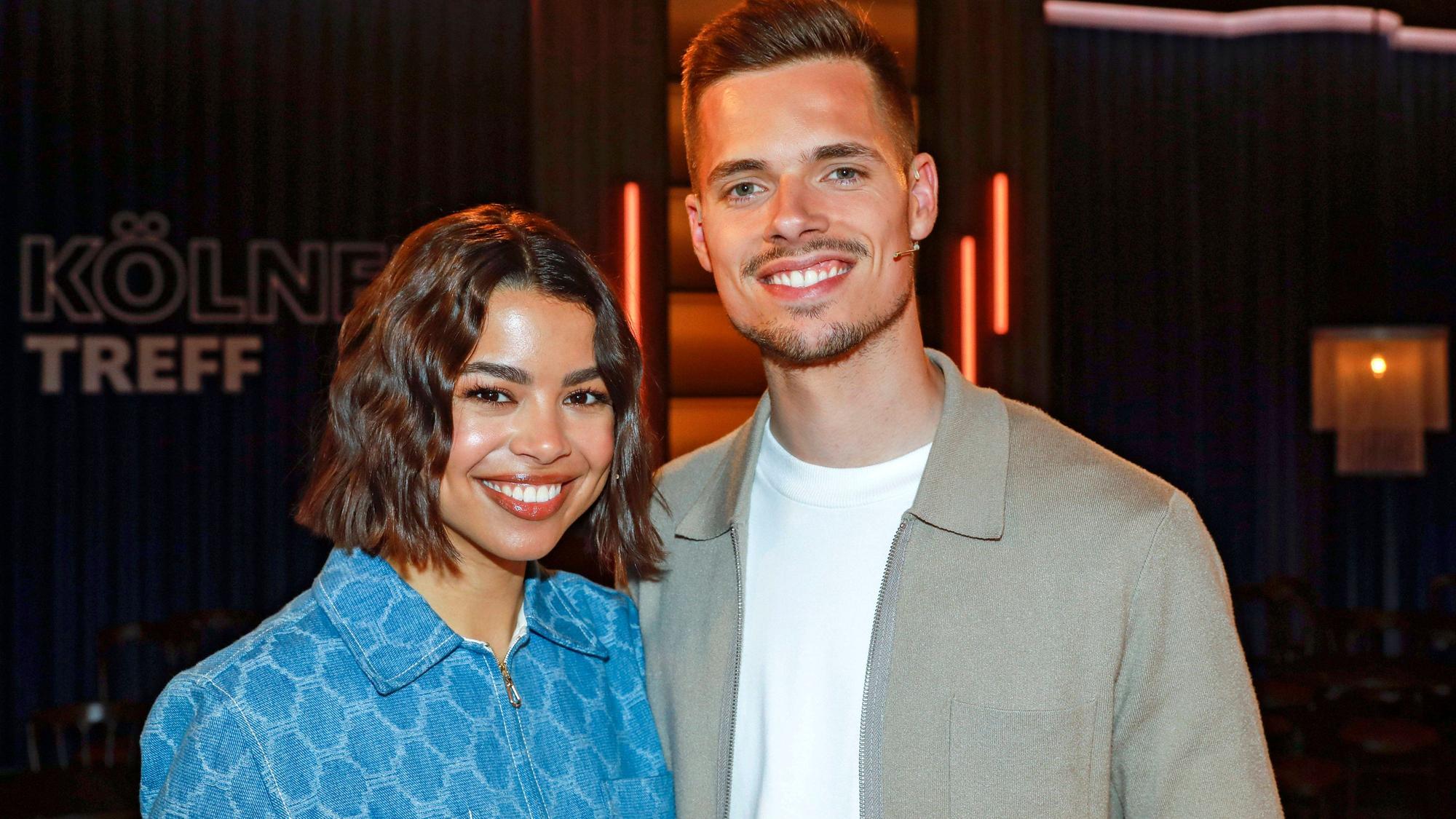 Gemeinsam mit seiner Partnerin Sarah Richmond produziert Julian Weigl, Spieler von Borussia Mönchengladbach einen eigenen Podcast. Das Foto zeigt das Ehepaar am 17. Mai 2023 zu Gast bei der WDR-Talkshow „Kölner Treff“.