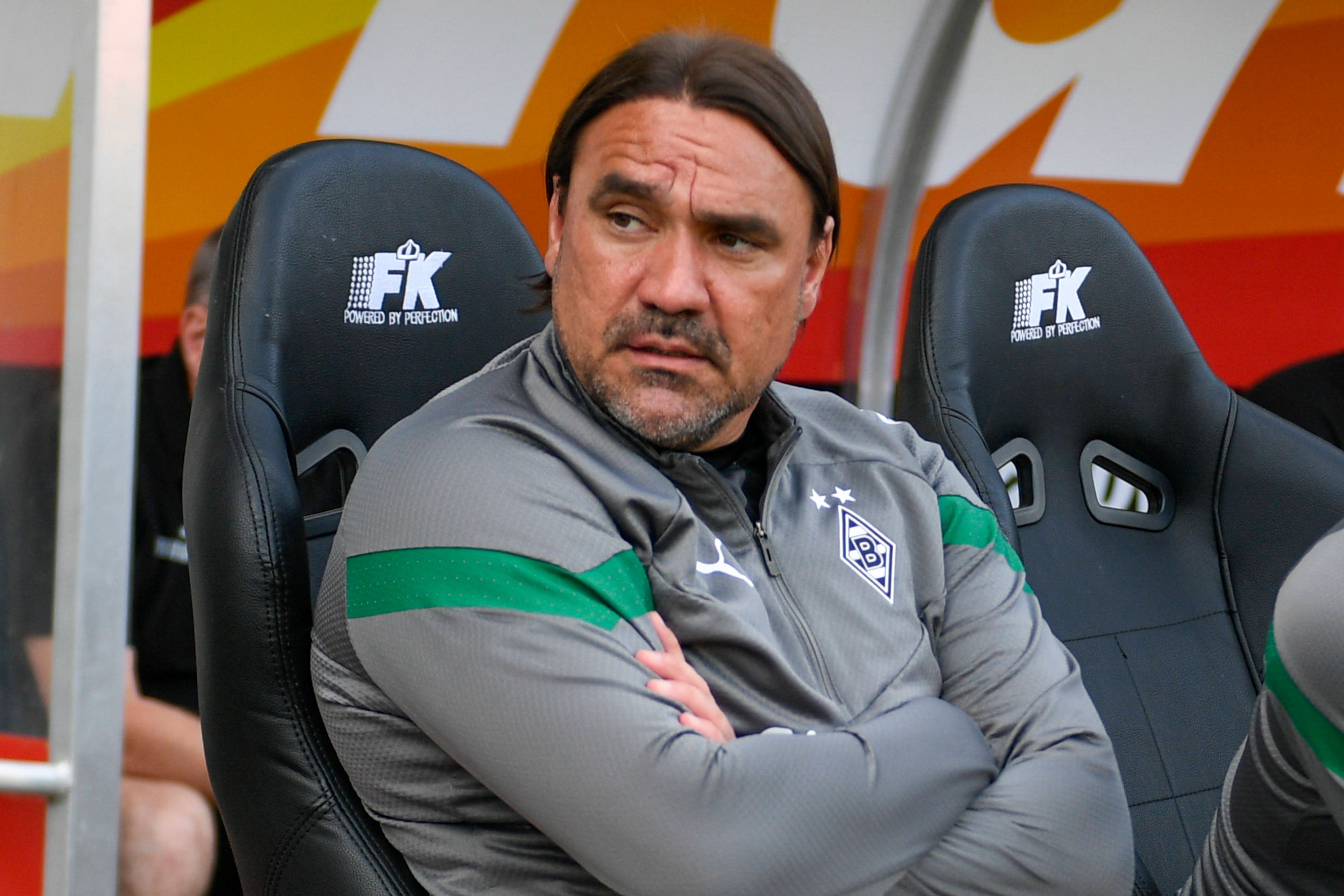 Daniel Farke in seinem letzten Spiel als Trainer von Fußball-Bundesligist Borussia Mönchengladbach. Das Bild zeigt den 46-Jährigen am 31. Mai 2023 während des Test-Kicks beim Hallescher FC. Farke hat die Arme verschränkt.