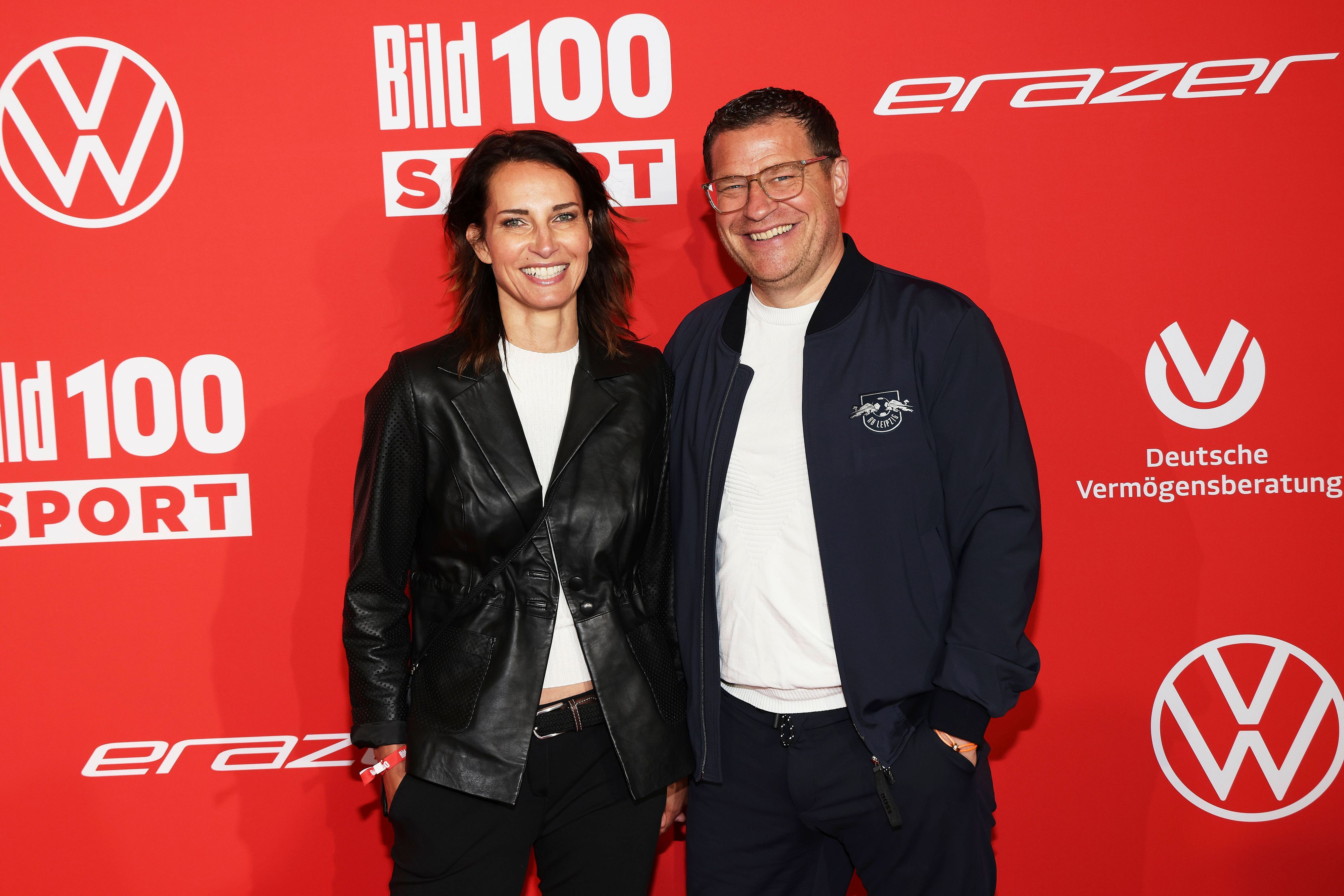 Max Eberl und seine neue Freundin Natascha Fruscella auf dem roten Teppich bei „BILD 100“ im Axel Springer Haus, am 2. Juni 2023 in Berlin.