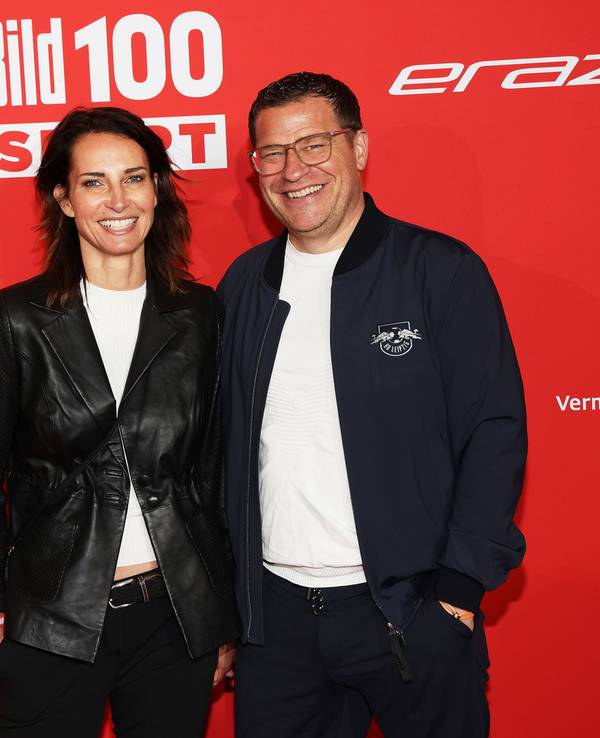 Max Eberl und seine neue Freundin Natascha Fruscella auf dem roten Teppich bei „BILD 100“ im Axel Springer Haus, am 2. Juni 2023 in Berlin.