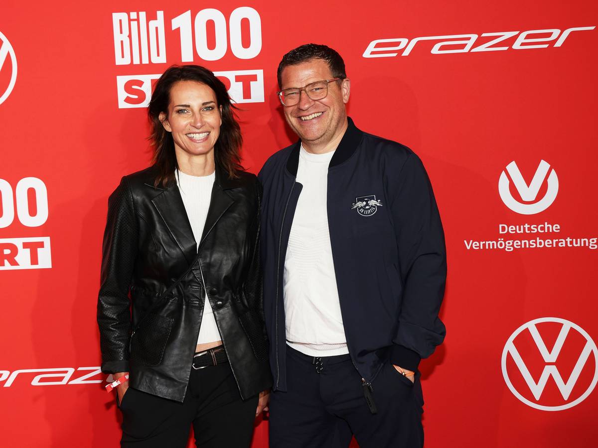 Max Eberl und seine neue Freundin Natascha Fruscella auf dem roten Teppich bei „BILD 100“ im Axel Springer Haus, am 2. Juni 2023 in Berlin.