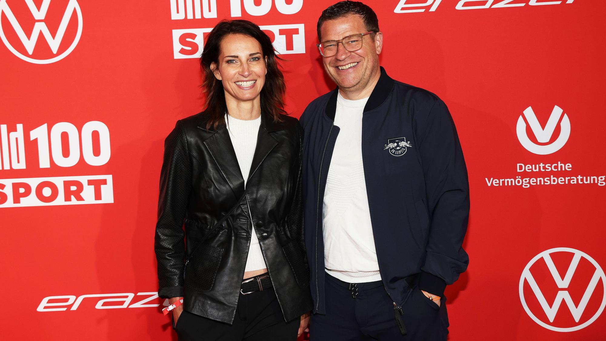 Max Eberl und seine neue Freundin Natascha Fruscella auf dem roten Teppich bei „BILD 100“ im Axel Springer Haus, am 2. Juni 2023 in Berlin.