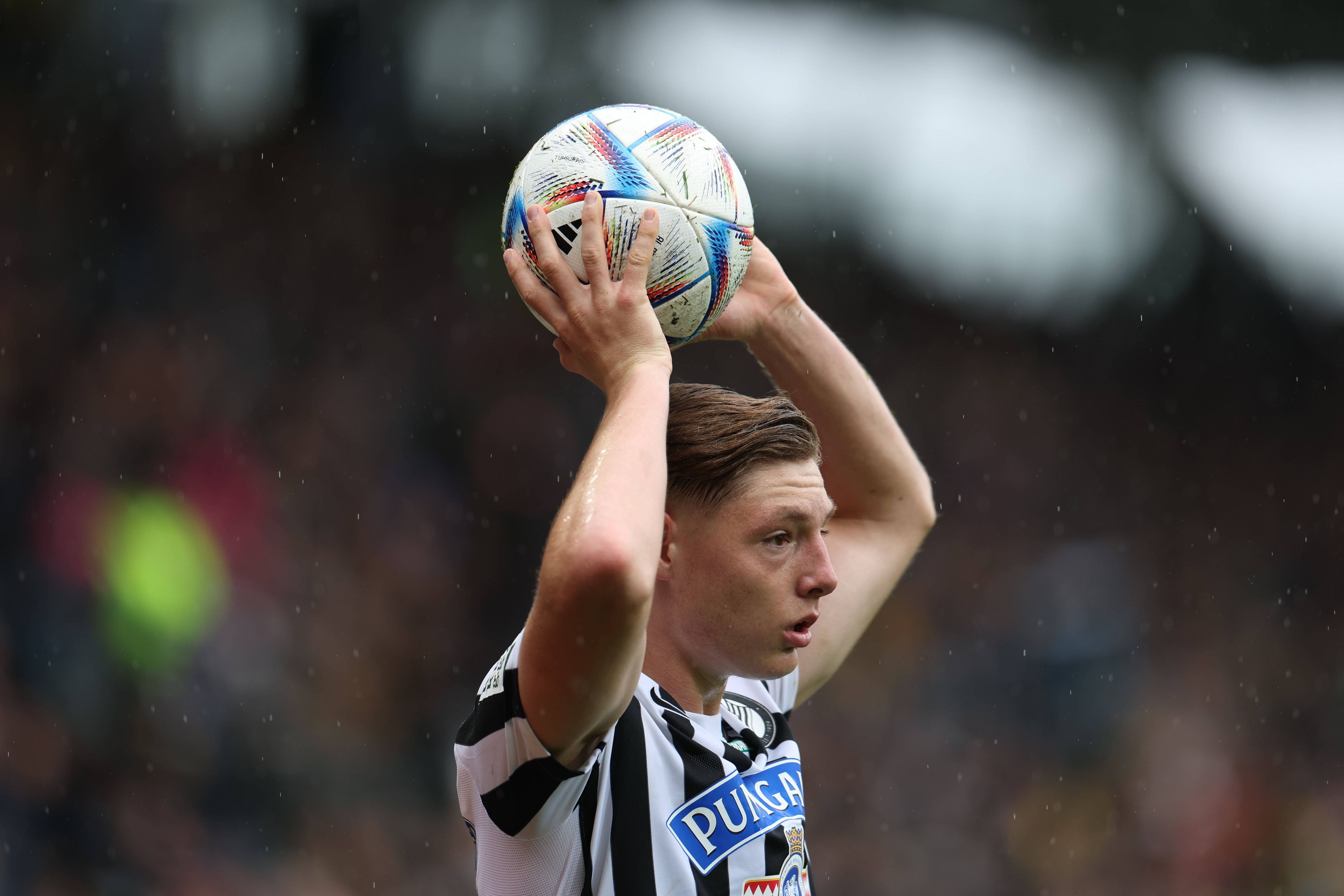 Alexander Prass von Sturm Graz, hier am 14. Mai 2023 bei einem Spiel gegen SK Austria Klagenfurt, soll das Interesse von Borussia Mönchengladbach geweckt haben. Das Foto zeigt ihn beim Einwurf.