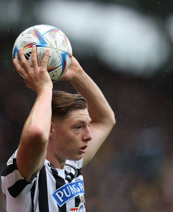 Alexander Prass von Sturm Graz, hier am 14. Mai 2023 bei einem Spiel gegen SK Austria Klagenfurt, soll das Interesse von Borussia Mönchengladbach geweckt haben. Das Foto zeigt ihn beim Einwurf.