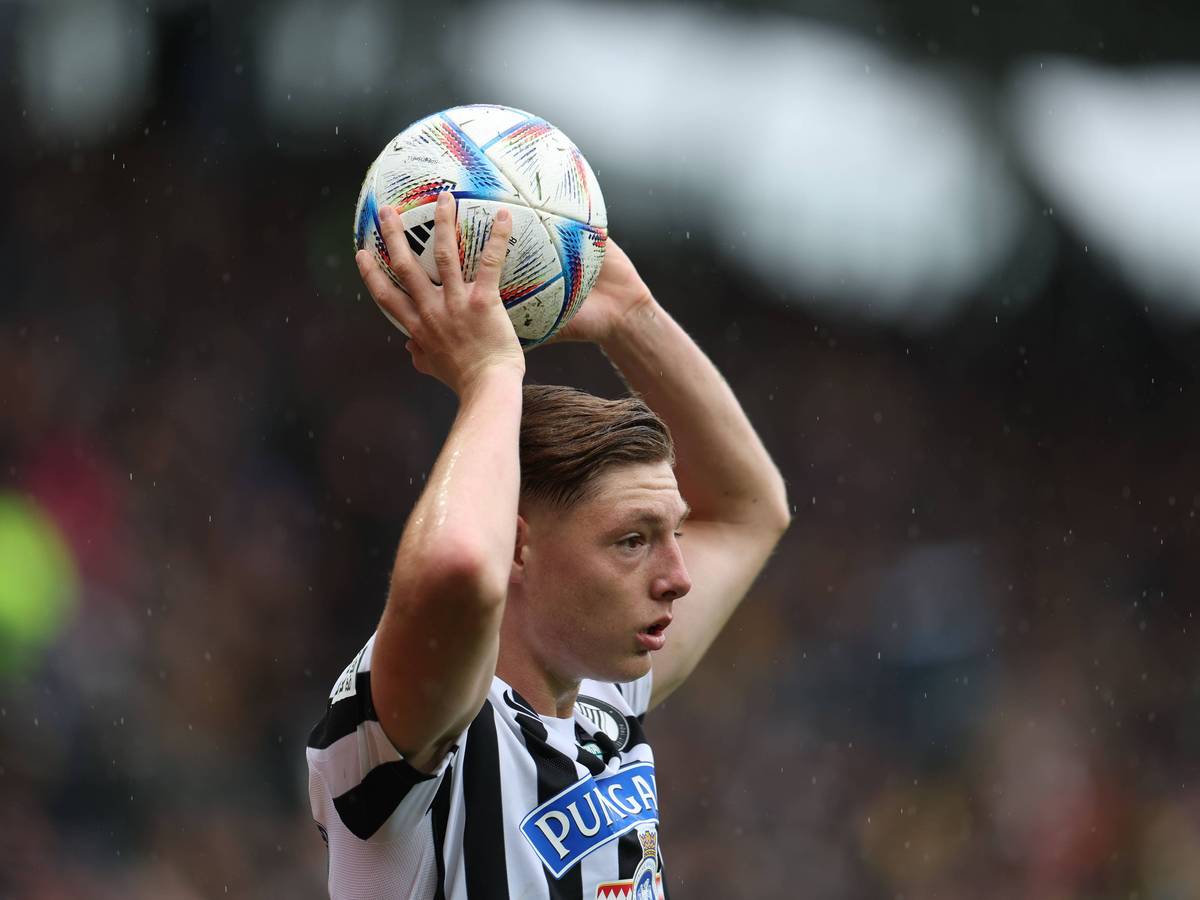 Alexander Prass von Sturm Graz, hier am 14. Mai 2023 bei einem Spiel gegen SK Austria Klagenfurt, soll das Interesse von Borussia Mönchengladbach geweckt haben. Das Foto zeigt ihn beim Einwurf.