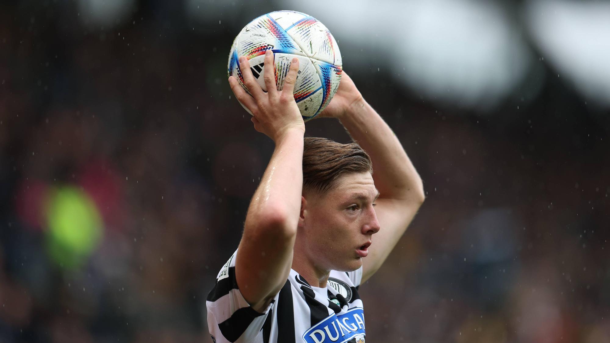 Alexander Prass von Sturm Graz, hier am 14. Mai 2023 bei einem Spiel gegen SK Austria Klagenfurt, soll das Interesse von Borussia Mönchengladbach geweckt haben. Das Foto zeigt ihn beim Einwurf.