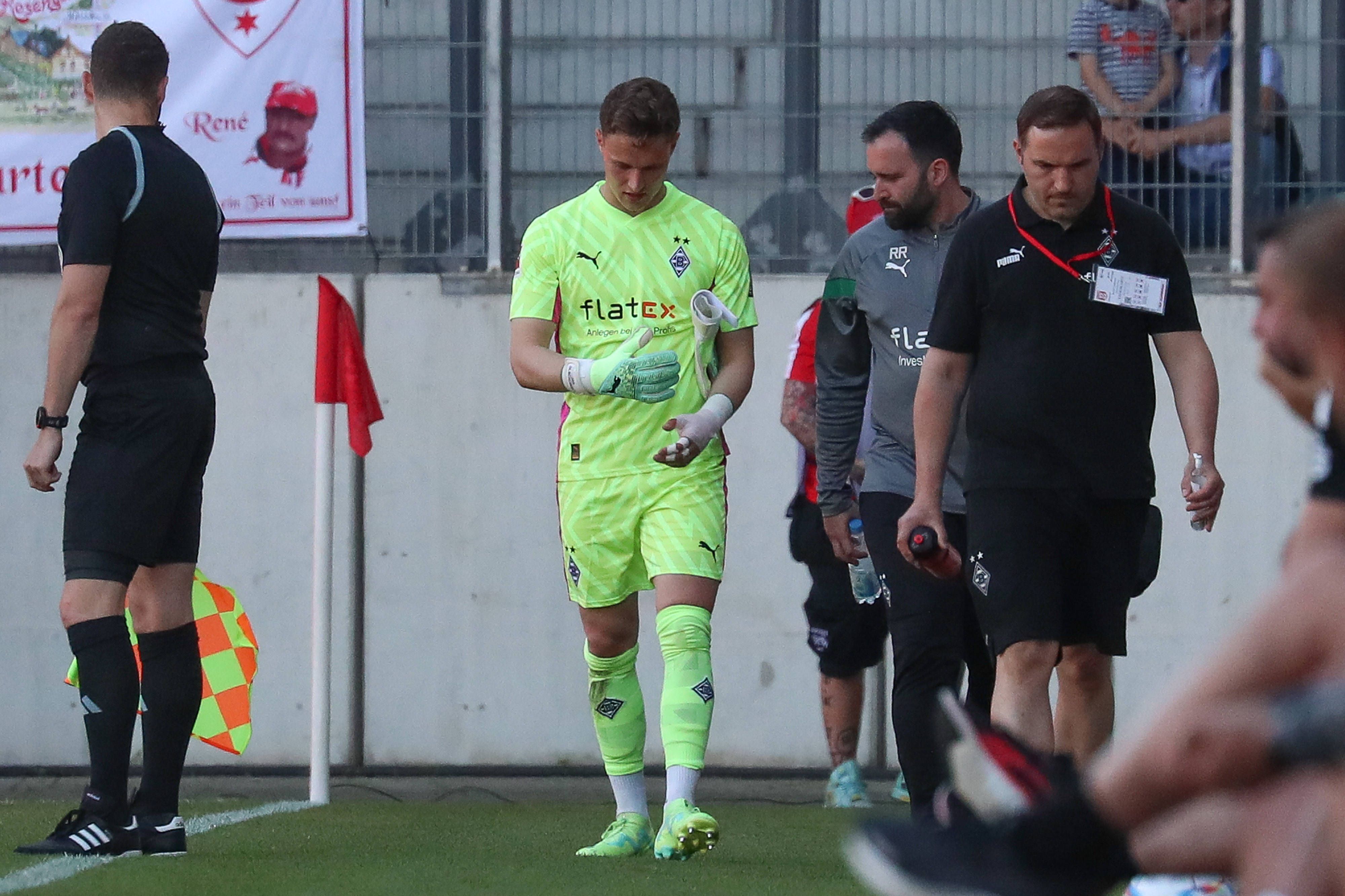 Jan Olschowsky, Keeper von Borussia Mönchengladbach, hat sich beim Freundschaftsspiel gegen den Halleschen FC am 31. Mai 2023 am Daumen verletzt. Das Foto zeigt ihn bei seiner Auswechslung.
