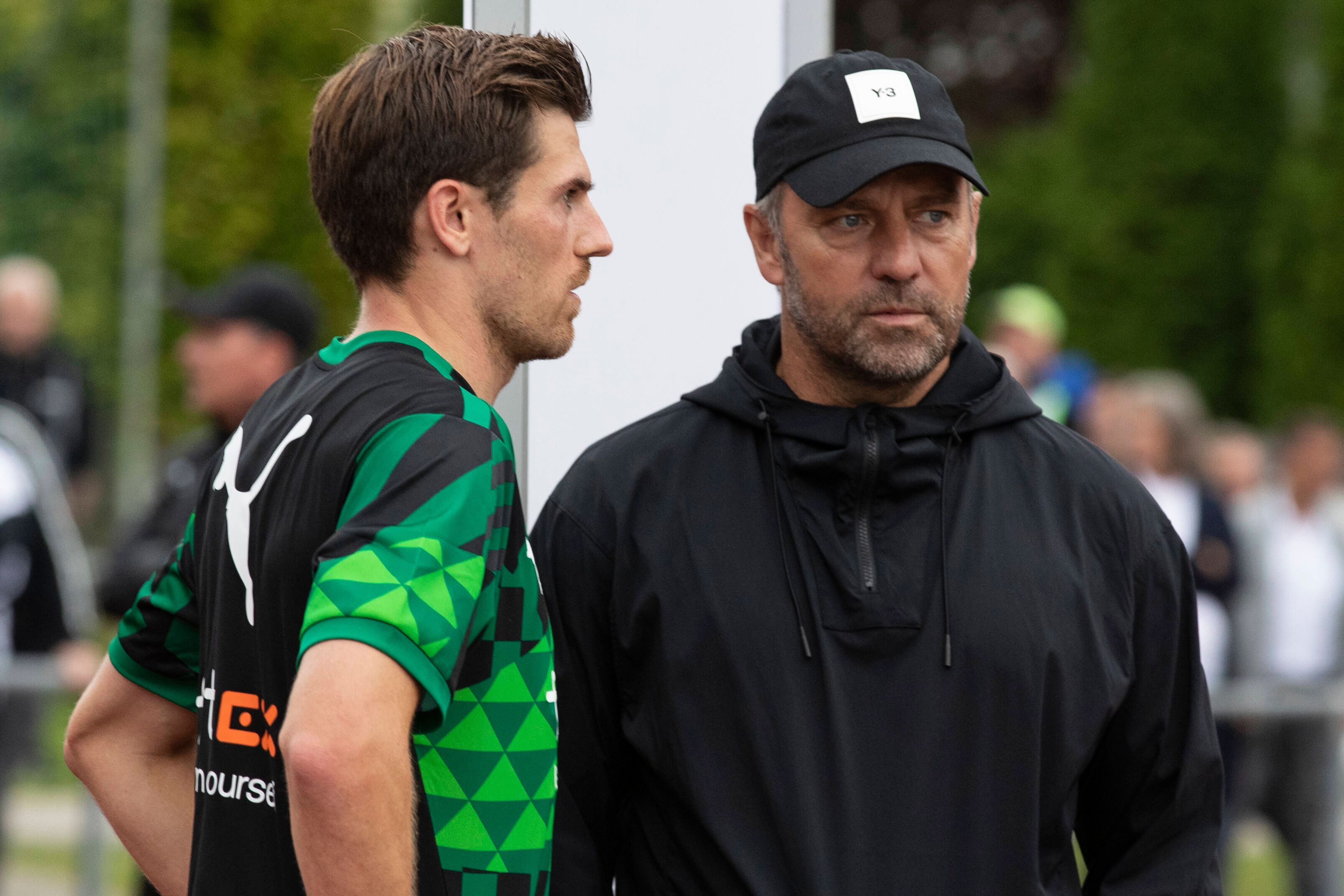 Gladbach-Star Jonas Hofmann (l.) ist von Bundestrainer Hansi Flick (r.) für das DFB-Team nominiert worden. Hier sind die beiden am 7. Juli 2022 während des Fohlen-Trainingslagers in Rottach-Egern zu sehen. Flick trägt eine Kappe.