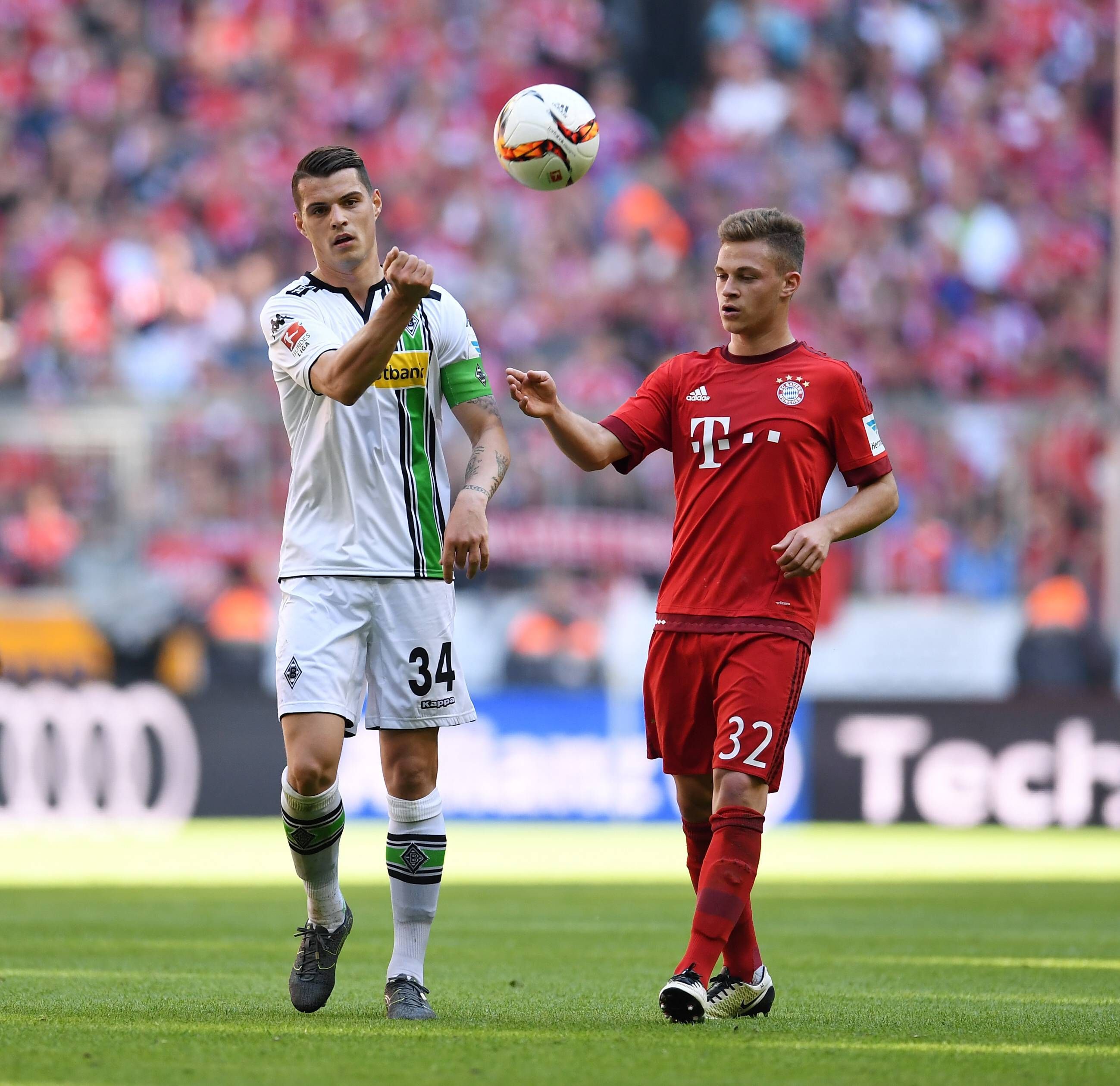 Ex-Gladbach-Kapitän und Arsenal-London-Star Granit Xhaka (l.), hier zu sehen mit Joshua Kimmich von Bayern München im Bundesliga-Duell am 30. April 2016 in der Allianz-Arena. Xhaka boxt den Ball weg.