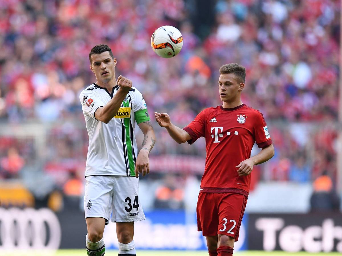 Ex-Gladbach-Kapitän und Arsenal-London-Star Granit Xhaka (l.), hier zu sehen mit Joshua Kimmich von Bayern München im Bundesliga-Duell am 30. April 2016 in der Allianz-Arena. Xhaka boxt den Ball weg.