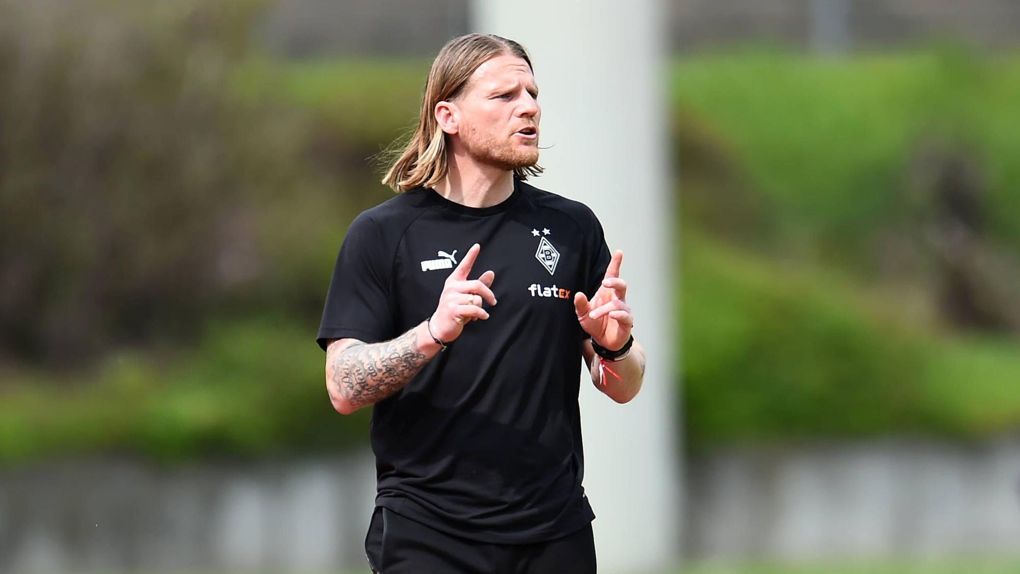 Eugen Polanski gibt beim Spiel der U23 von Borussia Mönchengladbach am 22. April 2023 Anweisungen.