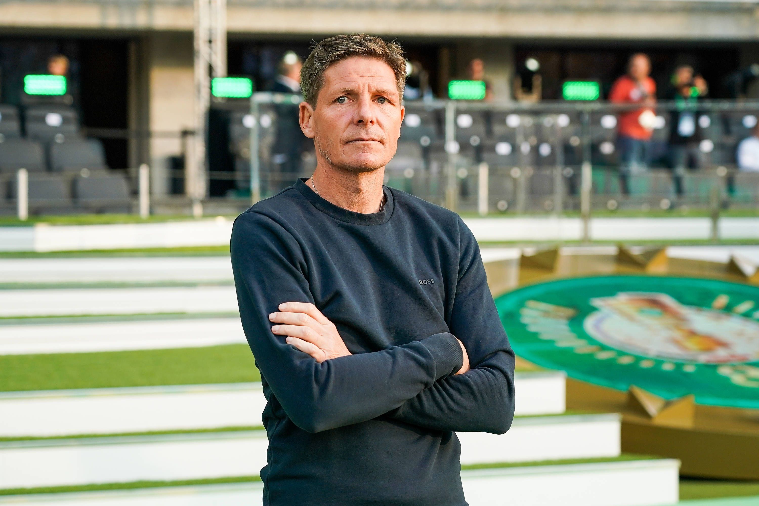 Trainer Oliver Glasner steht beim DFB-Pokalfinale von Eintracht Frankfurt am 3. Juni 2023 am Spielfeldrand.