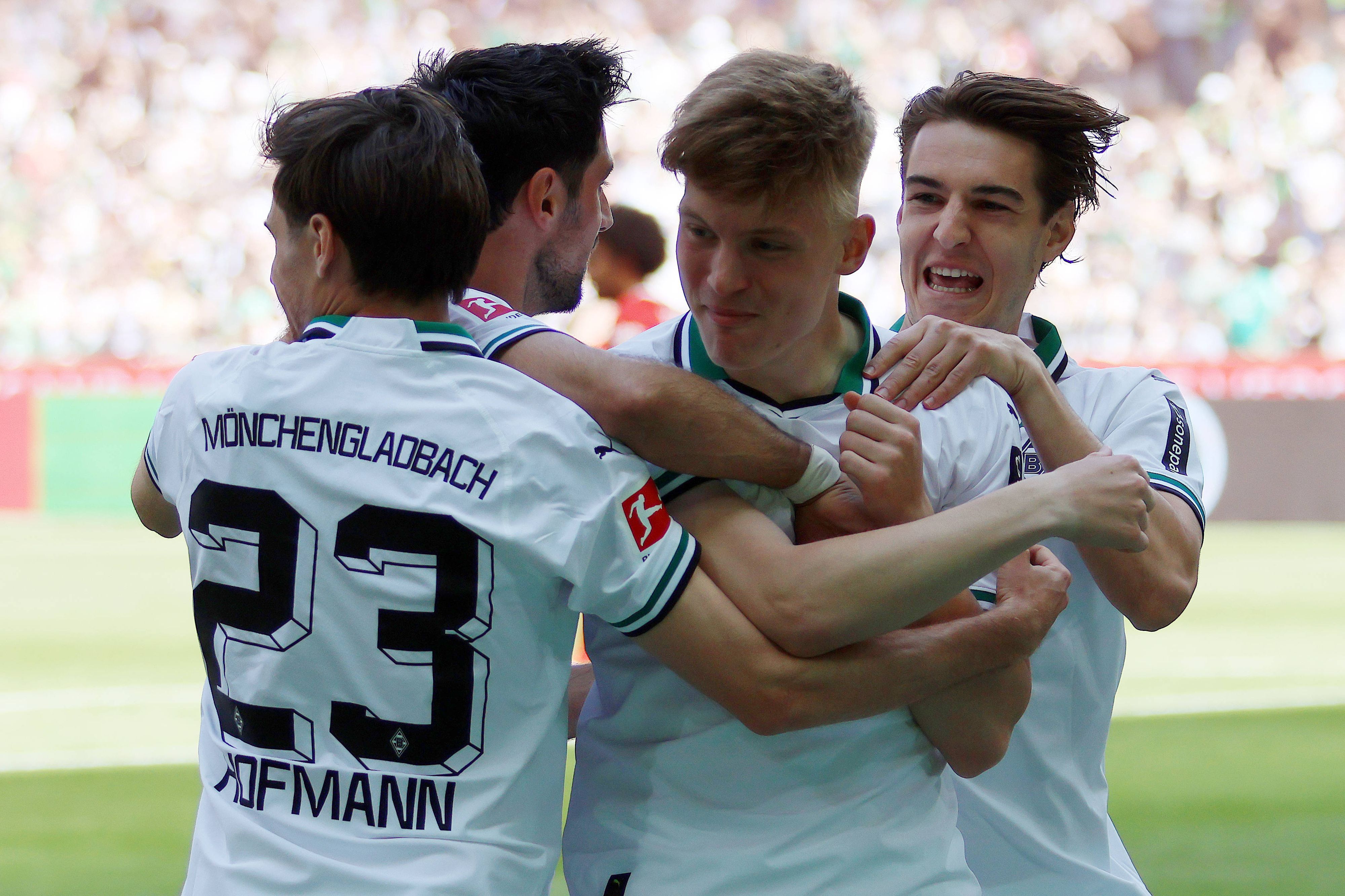 Luca Netz (M.) von Fußball-Bundesligist Borussia Mönchengladbach hat sich verletzt. Hier ist der Linksfuß am 27. Mai 2023 zu sehen. Er jubelt mit seinen Mitspielern.