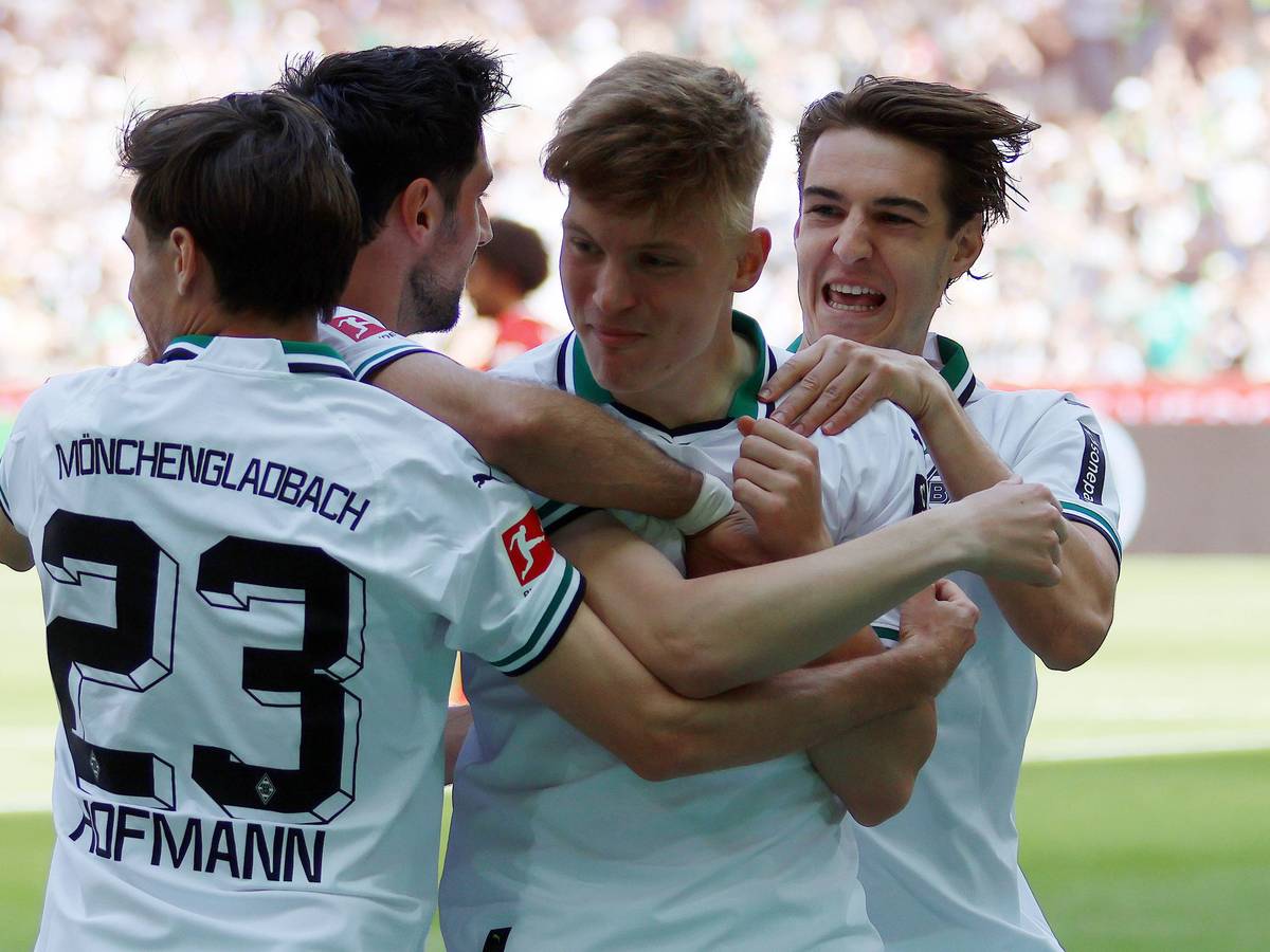 Luca Netz (2.v.r.) bejubelt seinen ersten Bundesliga-Treffer im Trikot von Borussia Mönchengladbach am 27. Mai 2023.