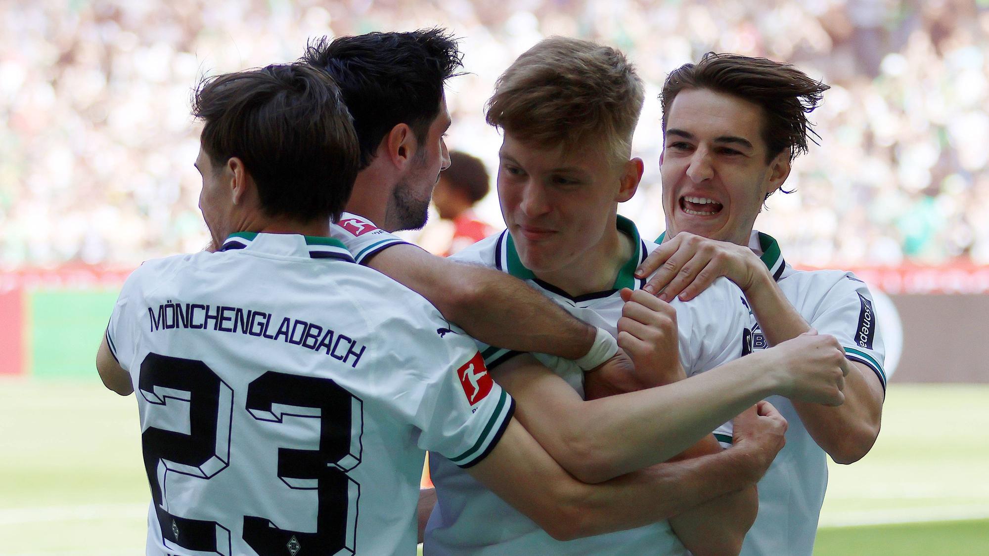 Luca Netz (2.v.r.) bejubelt seinen ersten Bundesliga-Treffer im Trikot von Borussia Mönchengladbach am 27. Mai 2023.